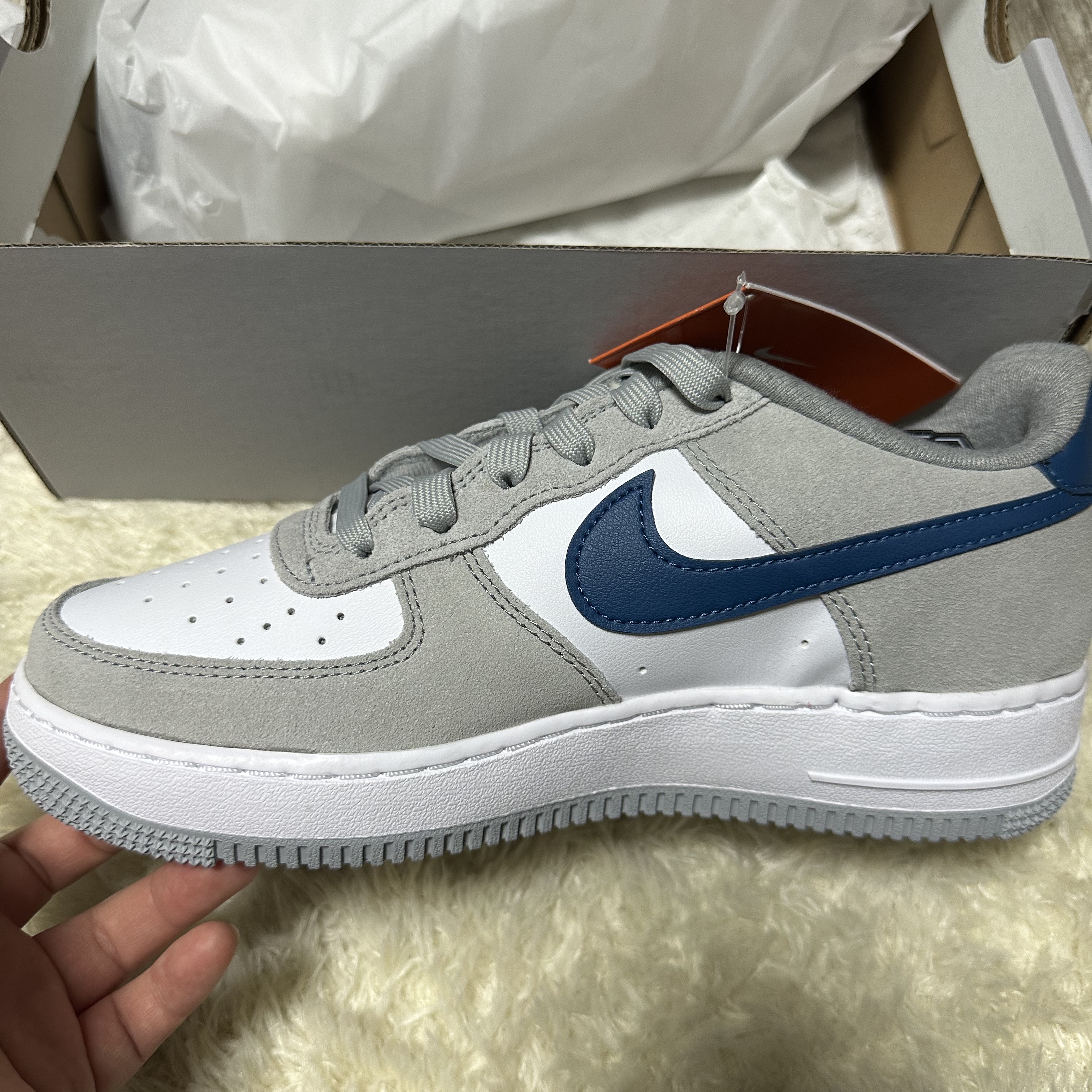 (GS) Nike Air Force 1 LV8 Athletic Club Light Smoke Grey Marina 착용 스타일 - 2