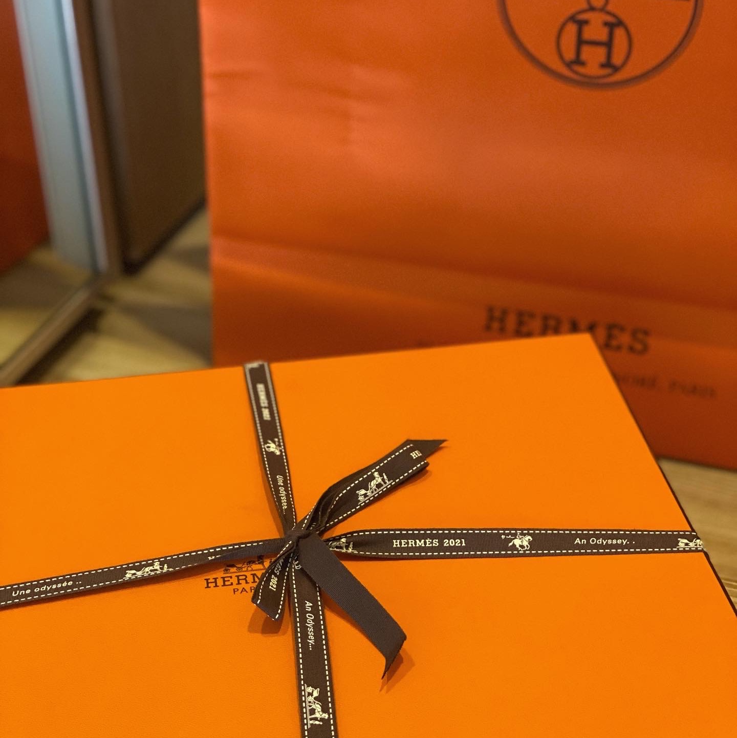(W) Hermes Crew Sneakers H Knit Suede Goatskin & Prunoir Blanc 착용 스타일 - 2