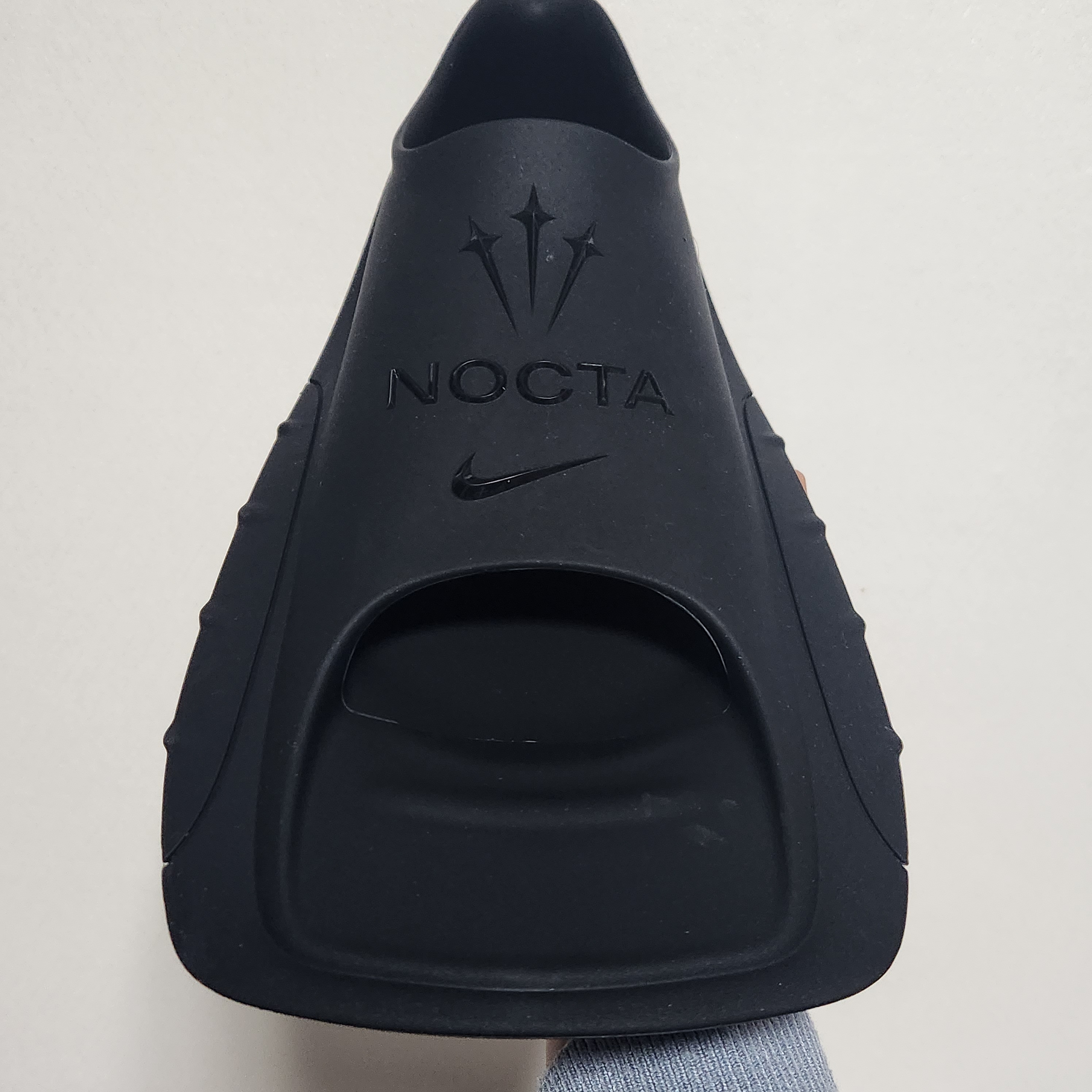 Nike x Drake Nocta Swim Fins Black 착용 스타일 - 3