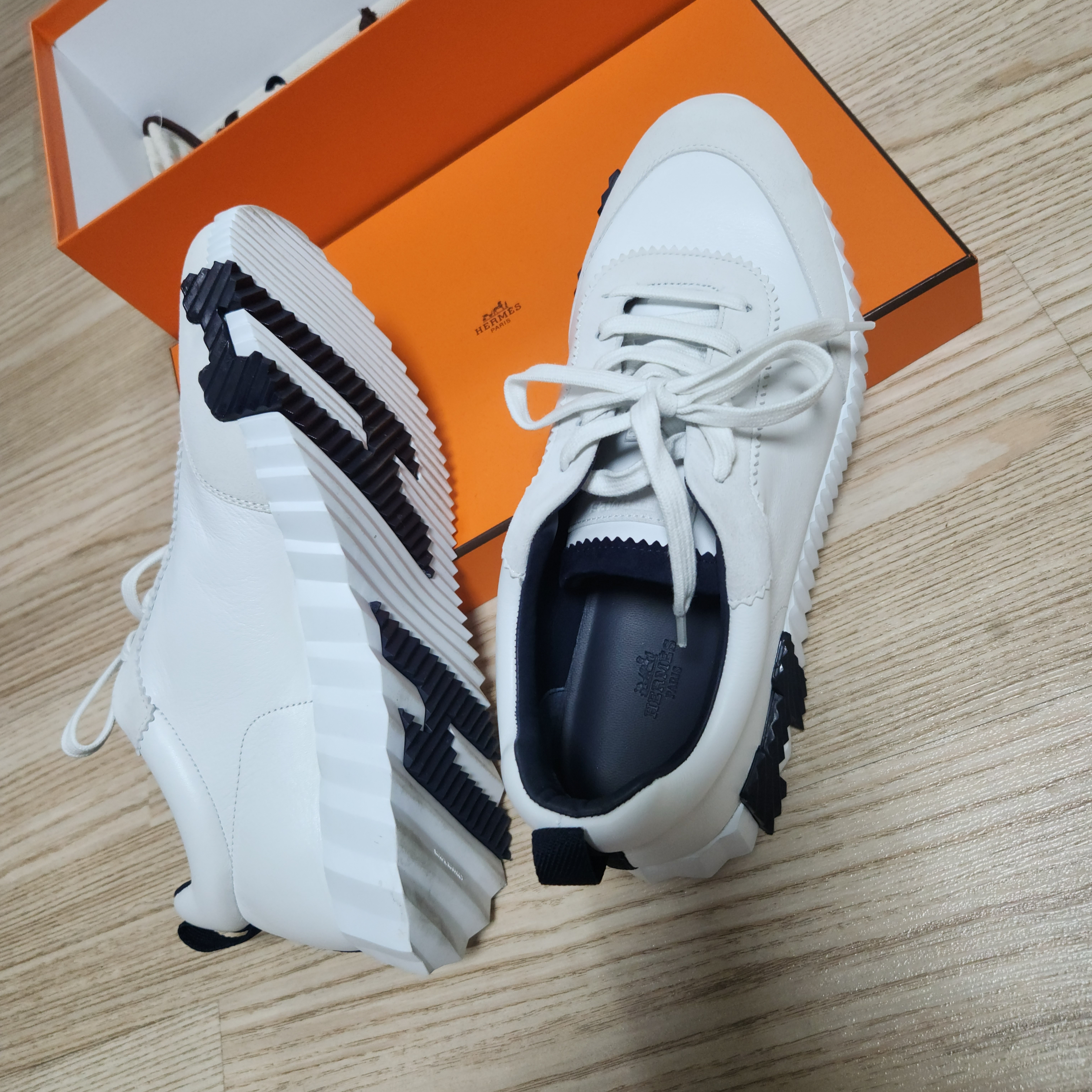 Hermes Bouncing Sneakers Calfskin Suede Goatskin & Blanc 착용 스타일 - 2