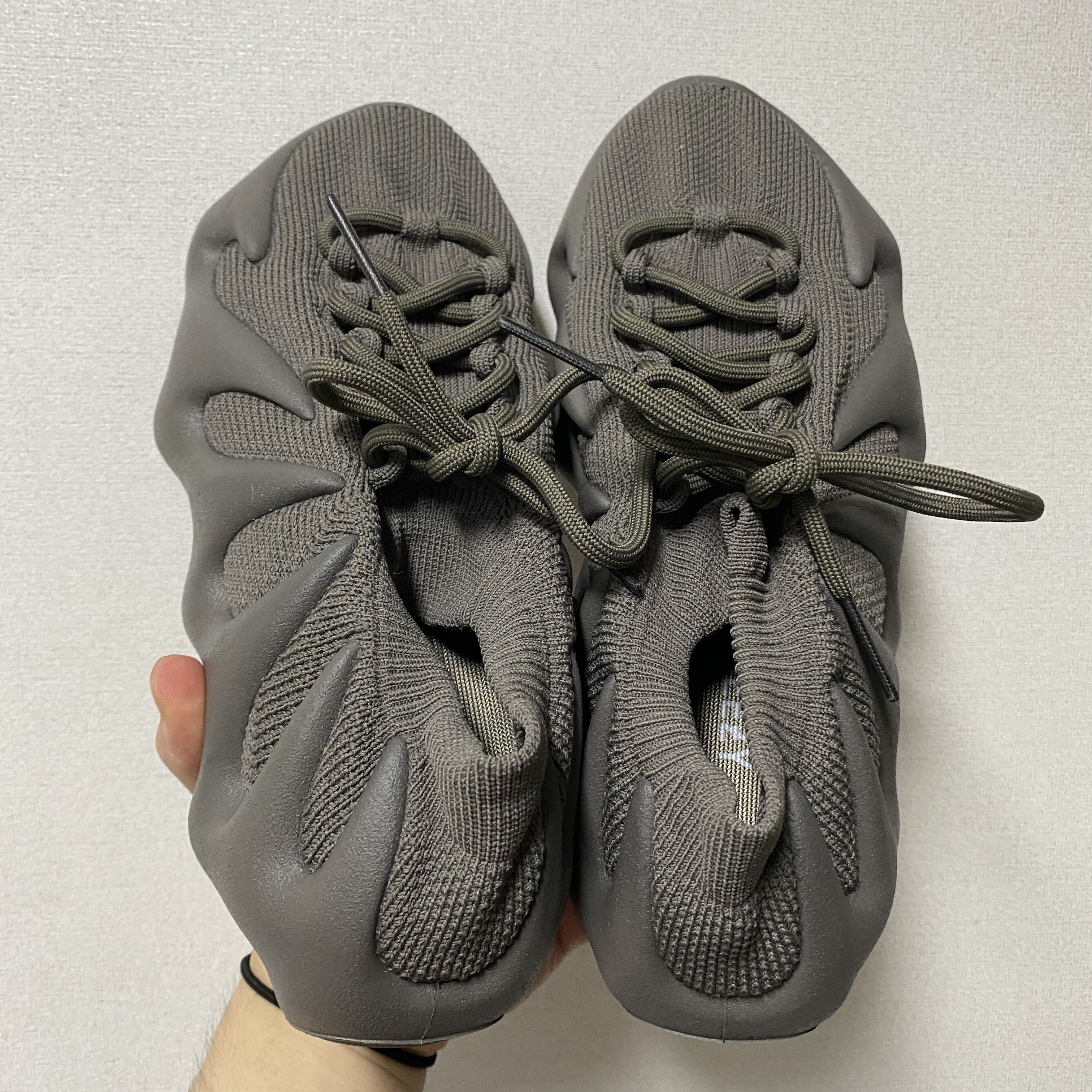 Adidas Yeezy 450 Cinder 착용 스타일