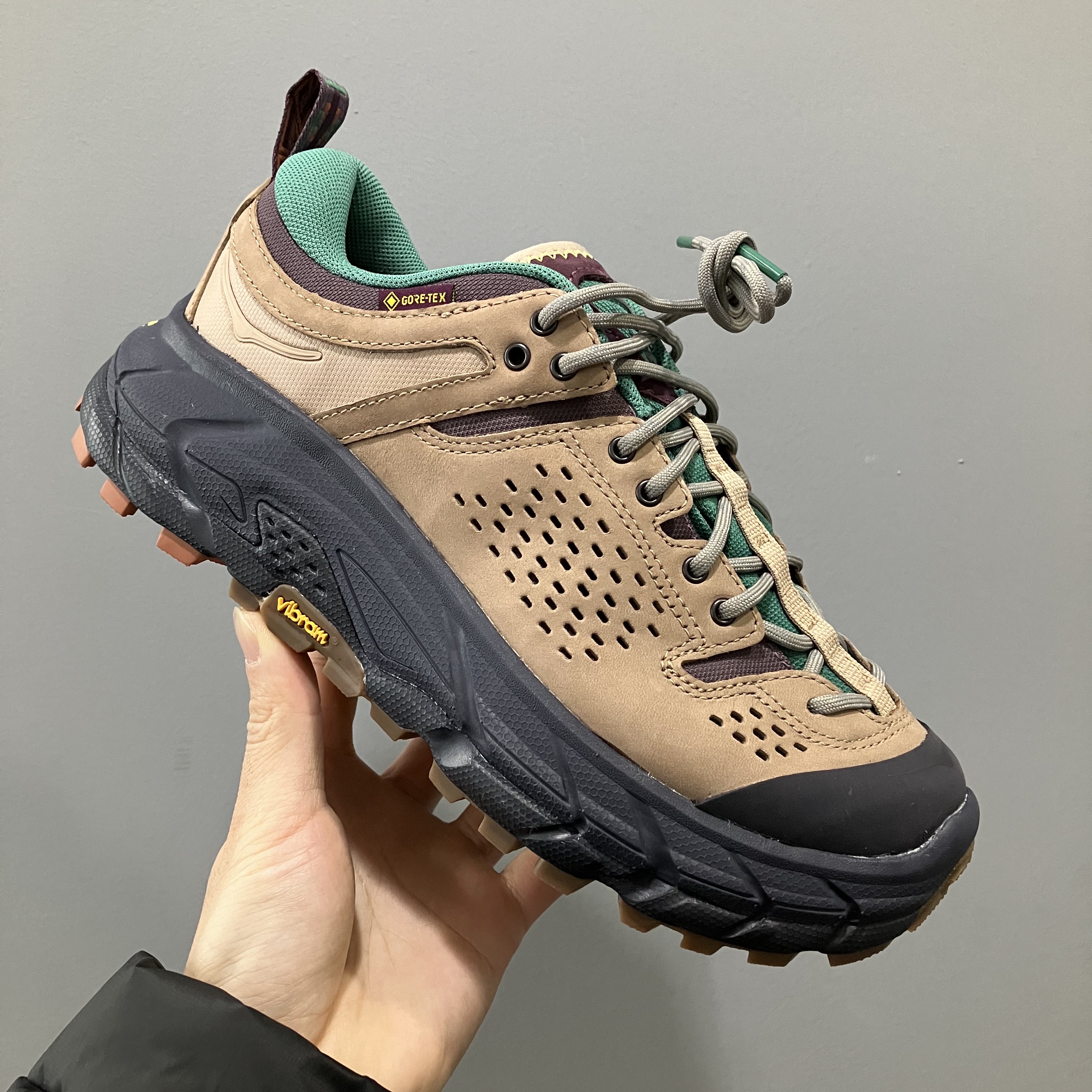Hoka x Bodega Tor Ultra Low Natural Blazing Yellow 착용 스타일