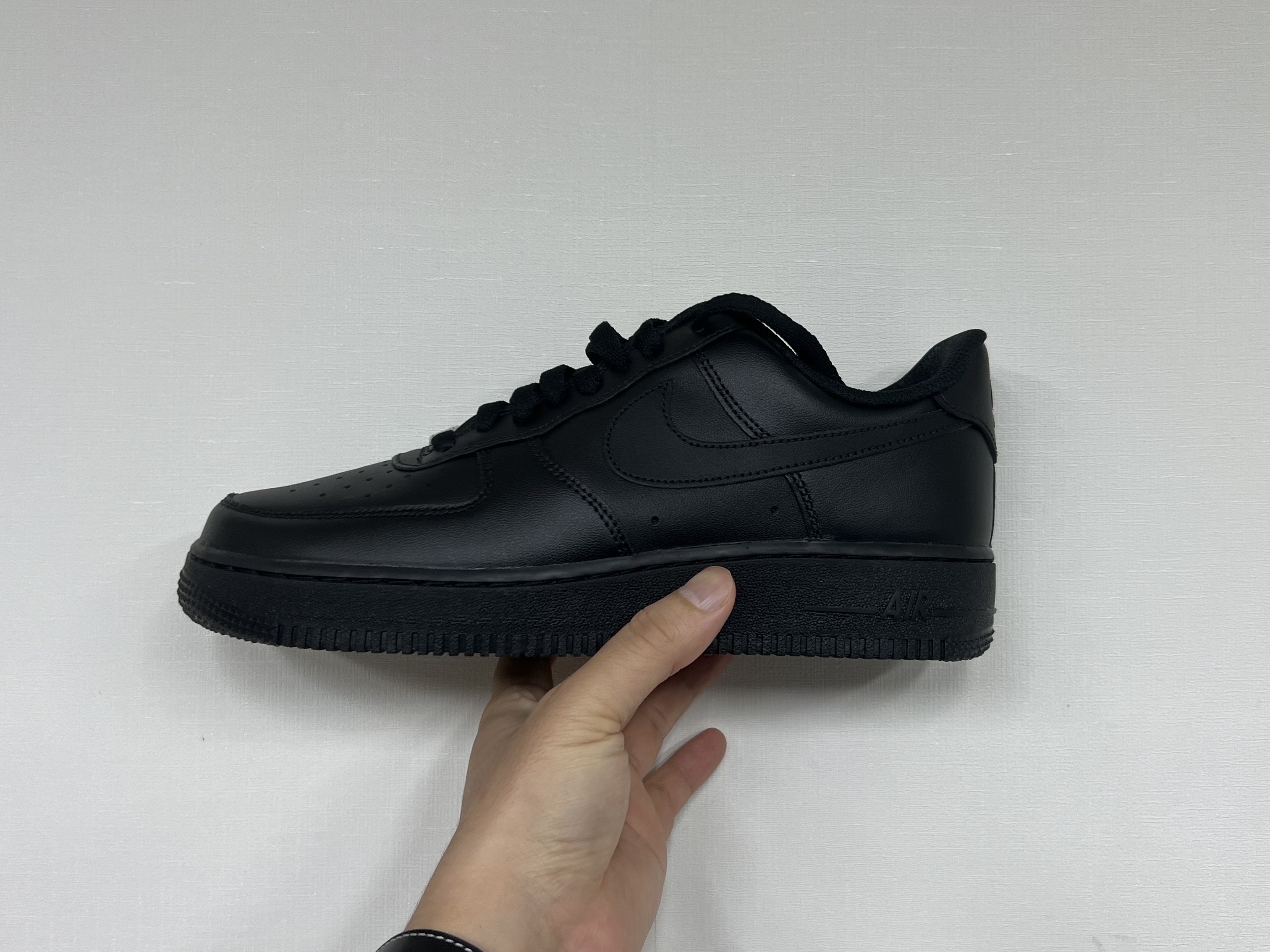 Nike Air Force 1 '07 Low Triple Black 착용 스타일