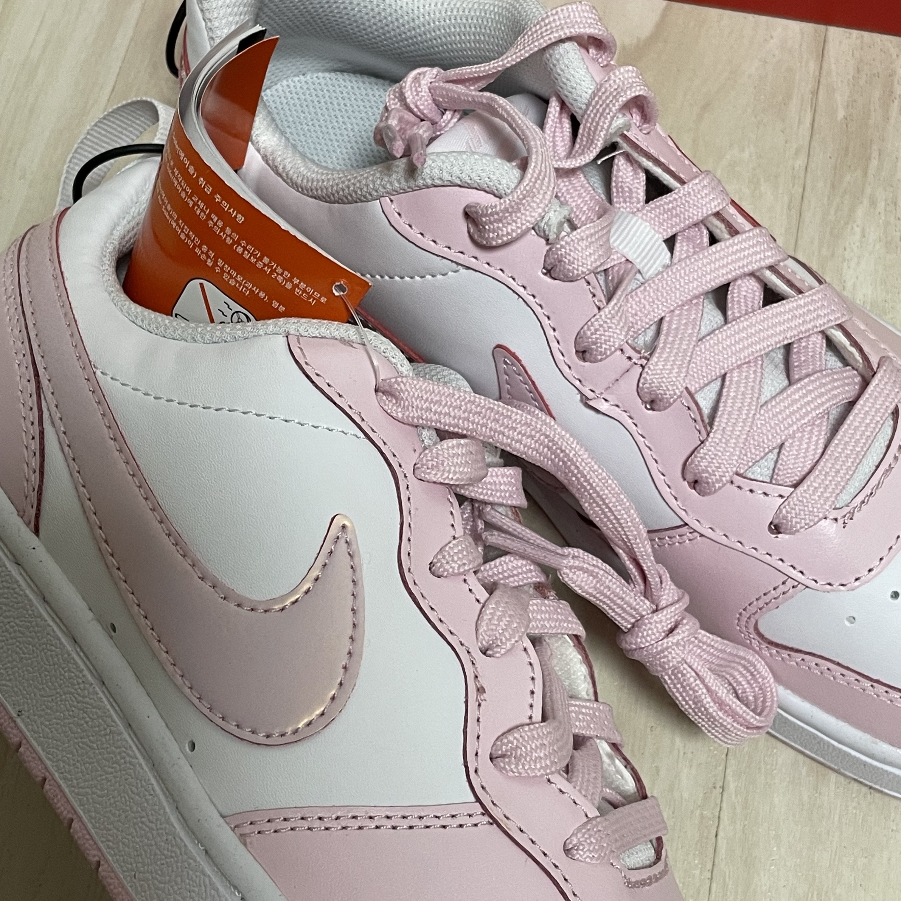 (GS) Nike Court Borough 2 SE White Pink Foam 착용 스타일 - 1