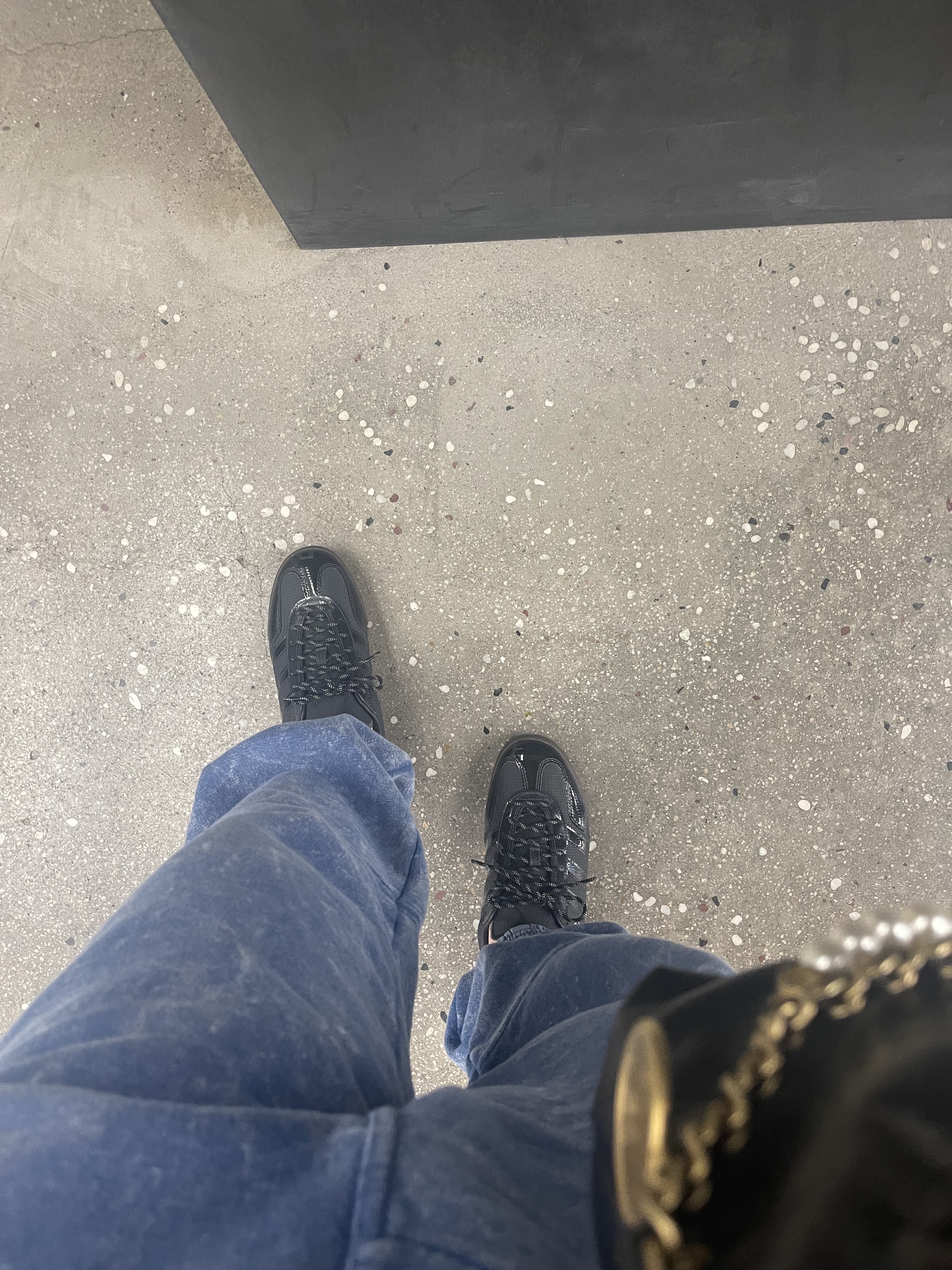 Adidas x Blondey McCoy A.B. Gazelle Indoor Black Gum, Chanel 22 Mini Handbag Shiny Crumpled Calfskin Crystal Pearls & Gold Black 착용 스타일