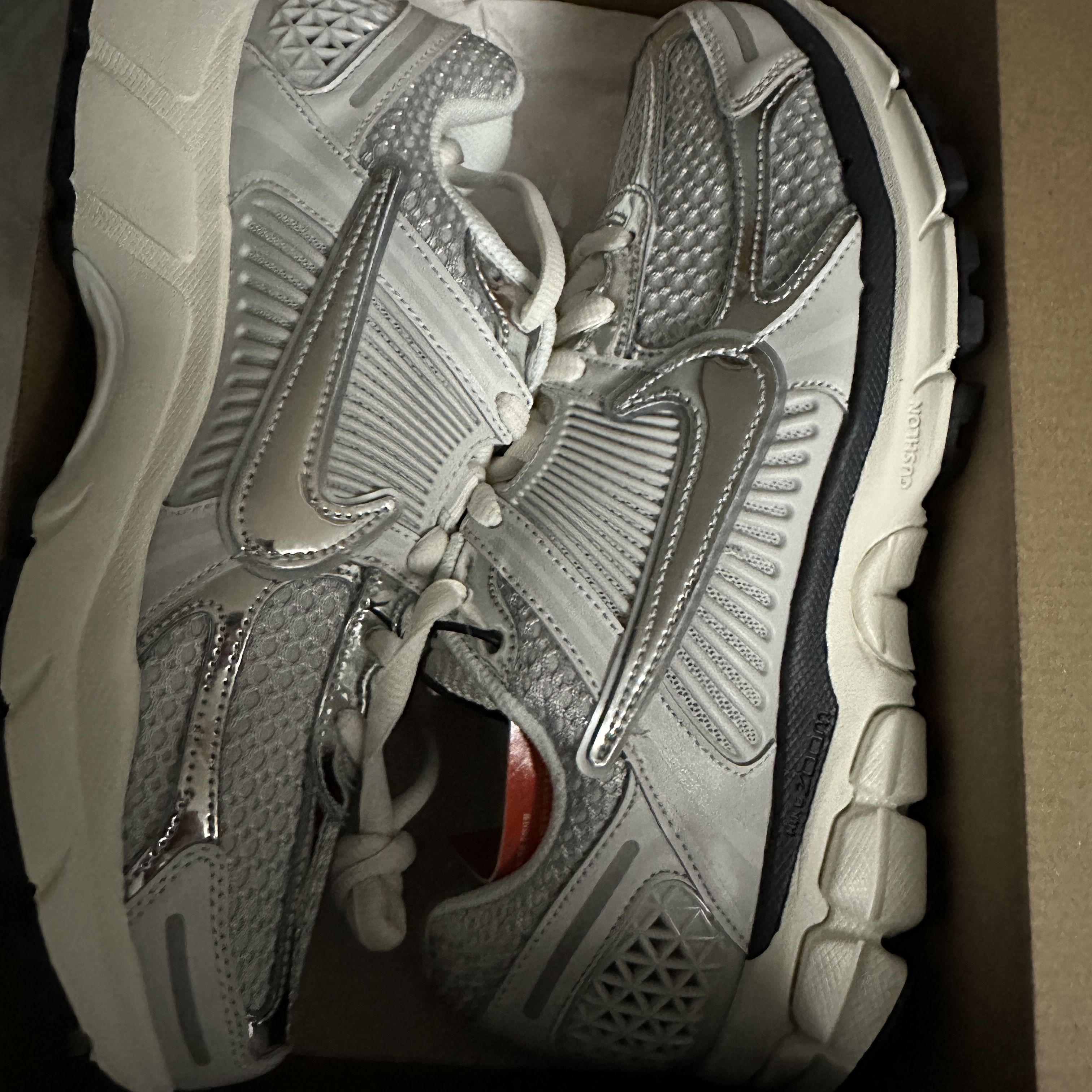 (W) Nike Zoom Vomero 5 Photon Dust and Metallic Silver 착용 스타일 - 2