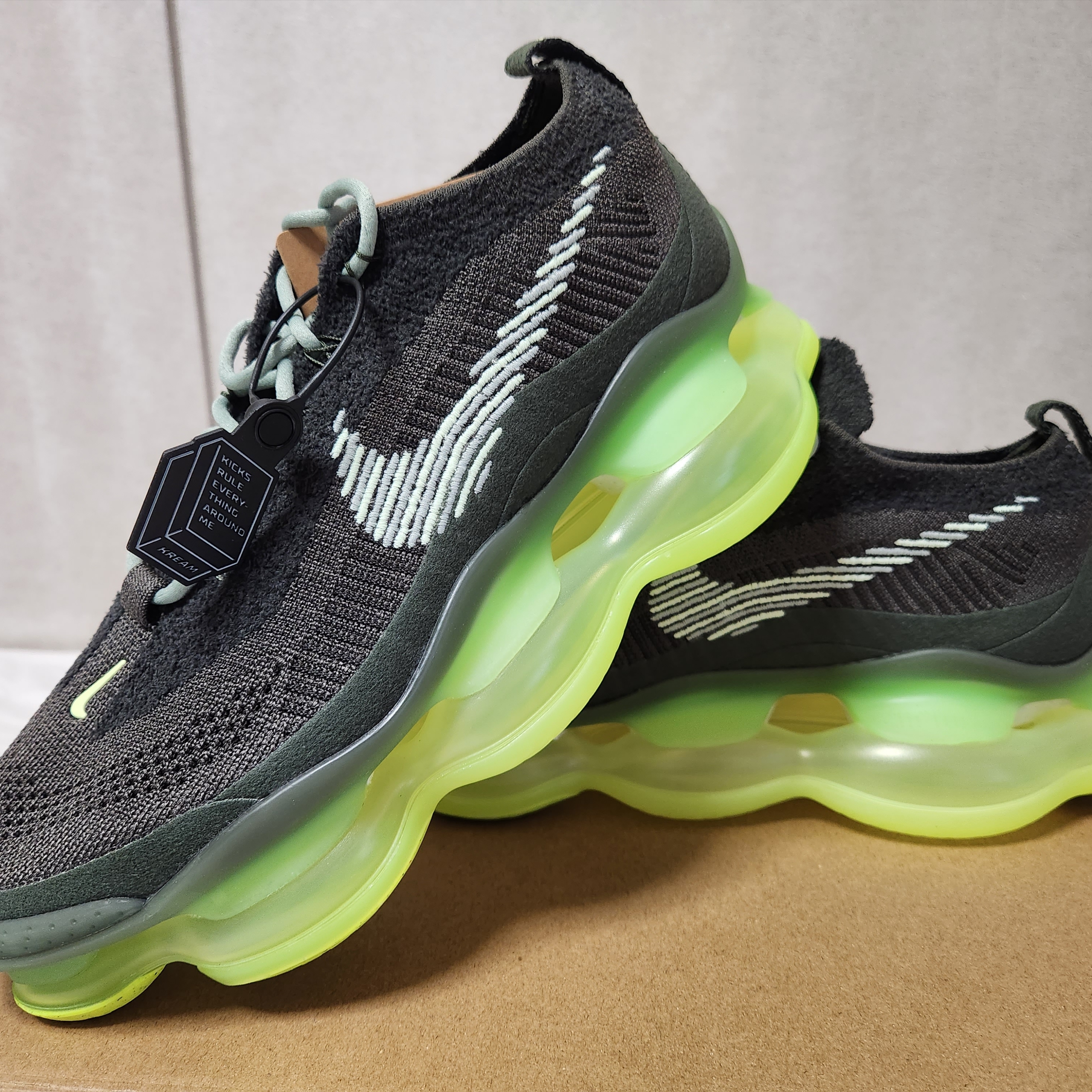 Nike Air Max Scorpion Flyknit Barely Volt 착용 스타일
