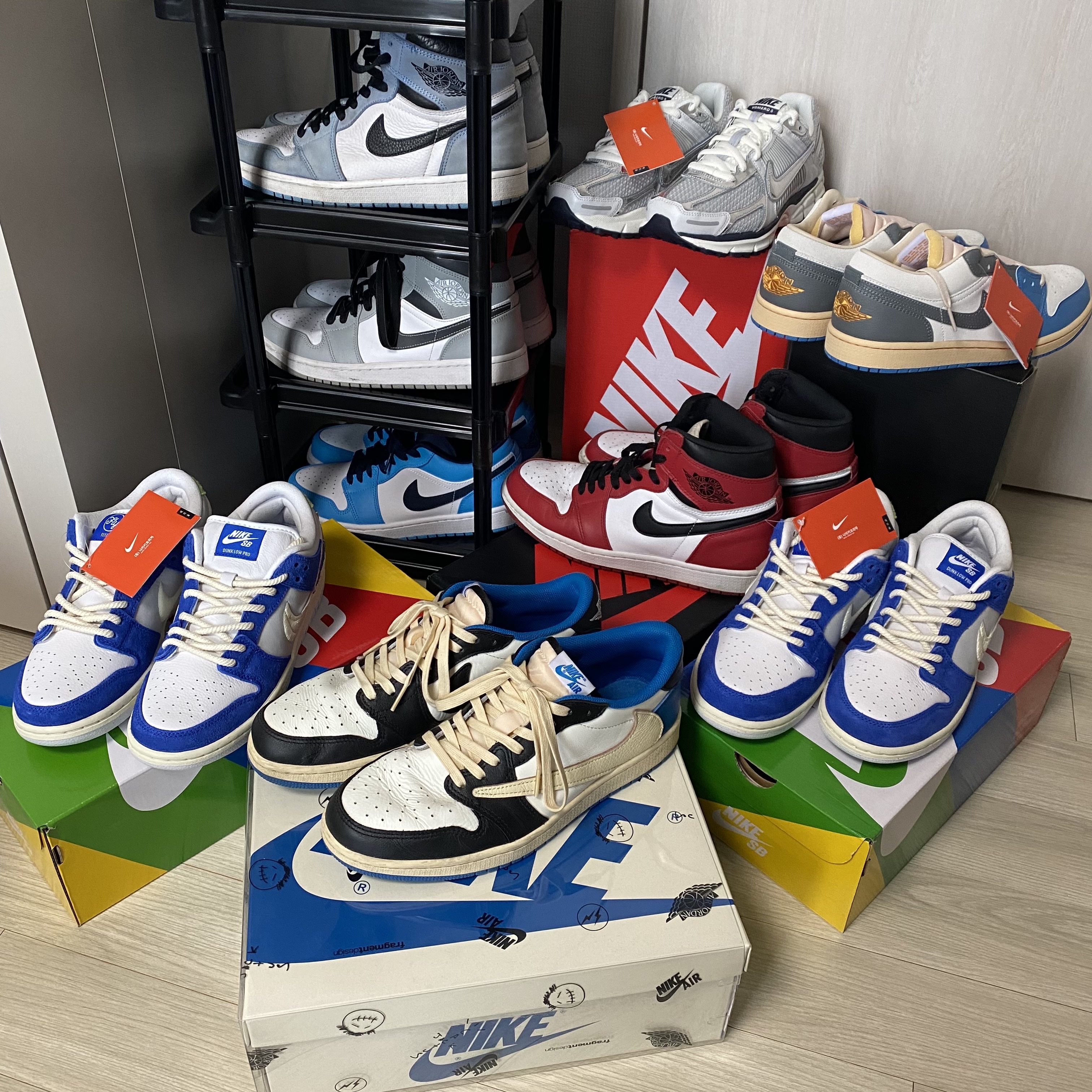 Jordan 1 x Travis Scott x Fragment Retro Low OG SP Military Blue, Nike x Fly Streetwear SB Dunk Low Pro Gardenia 착용 스타일