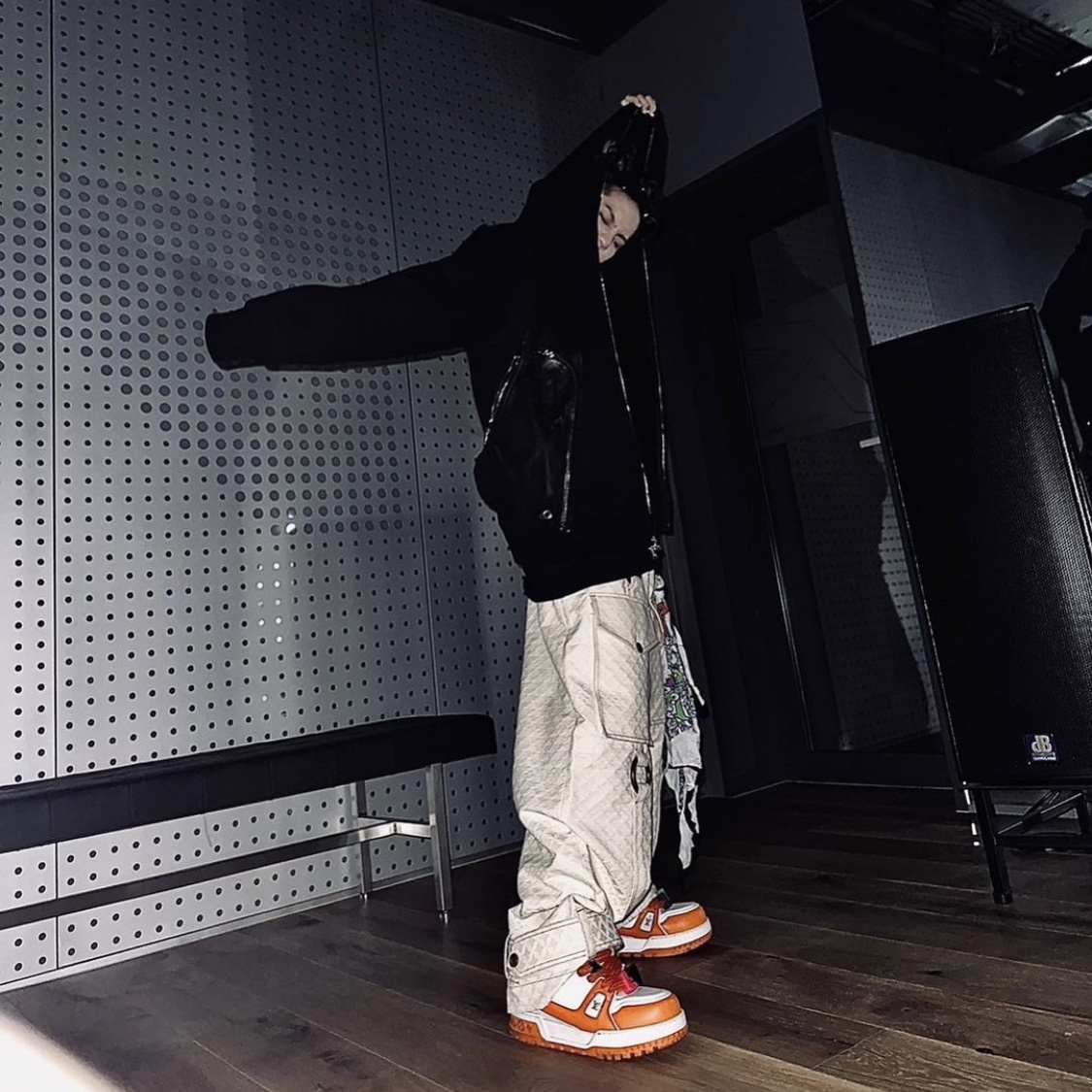 Louis Vuitton LV Trainer Maxi Sneakers Orange 착용 스타일 - 3