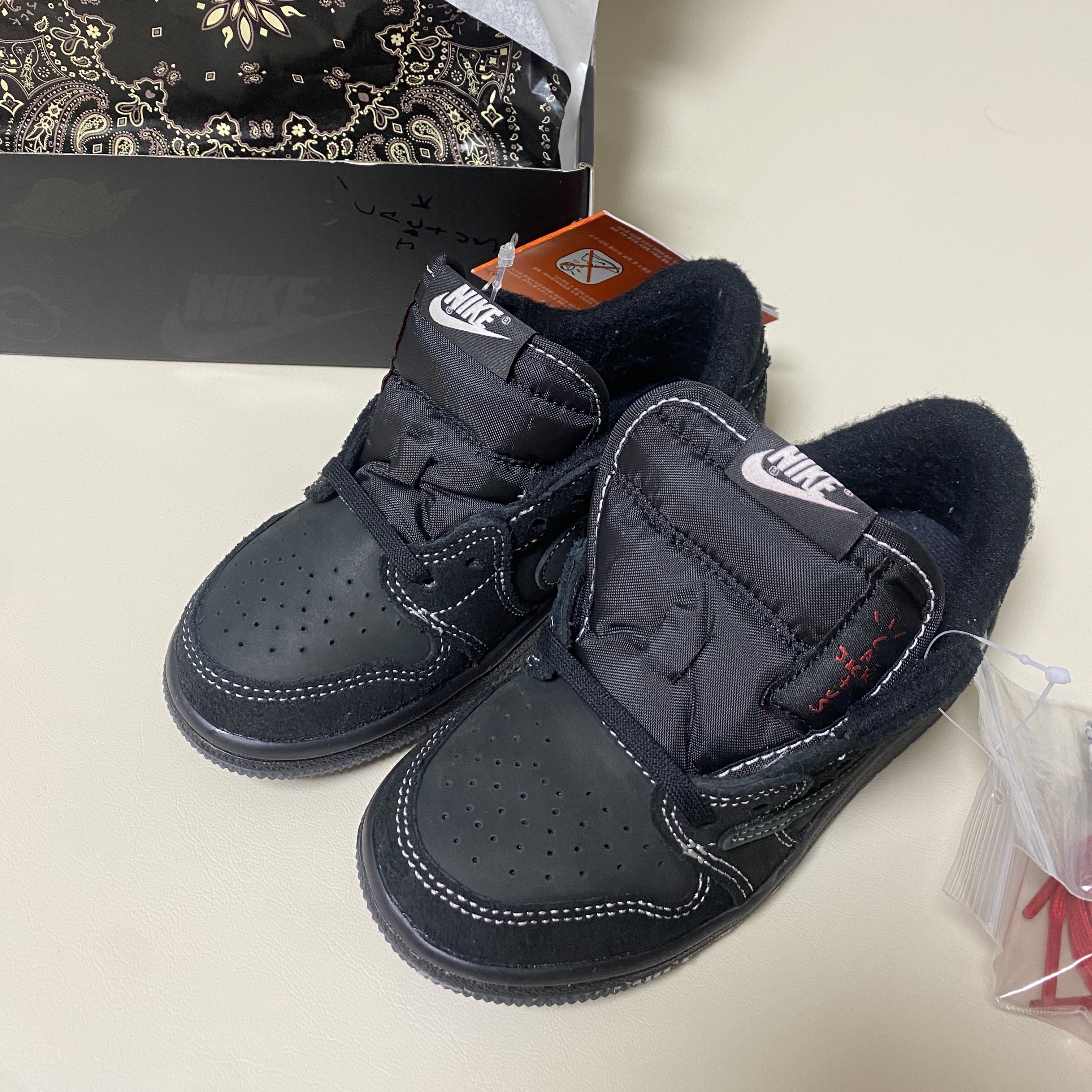 (TD) Jordan 1 x Travis Scott Retro Low OG SP Black Phantom 착용 스타일 - 1