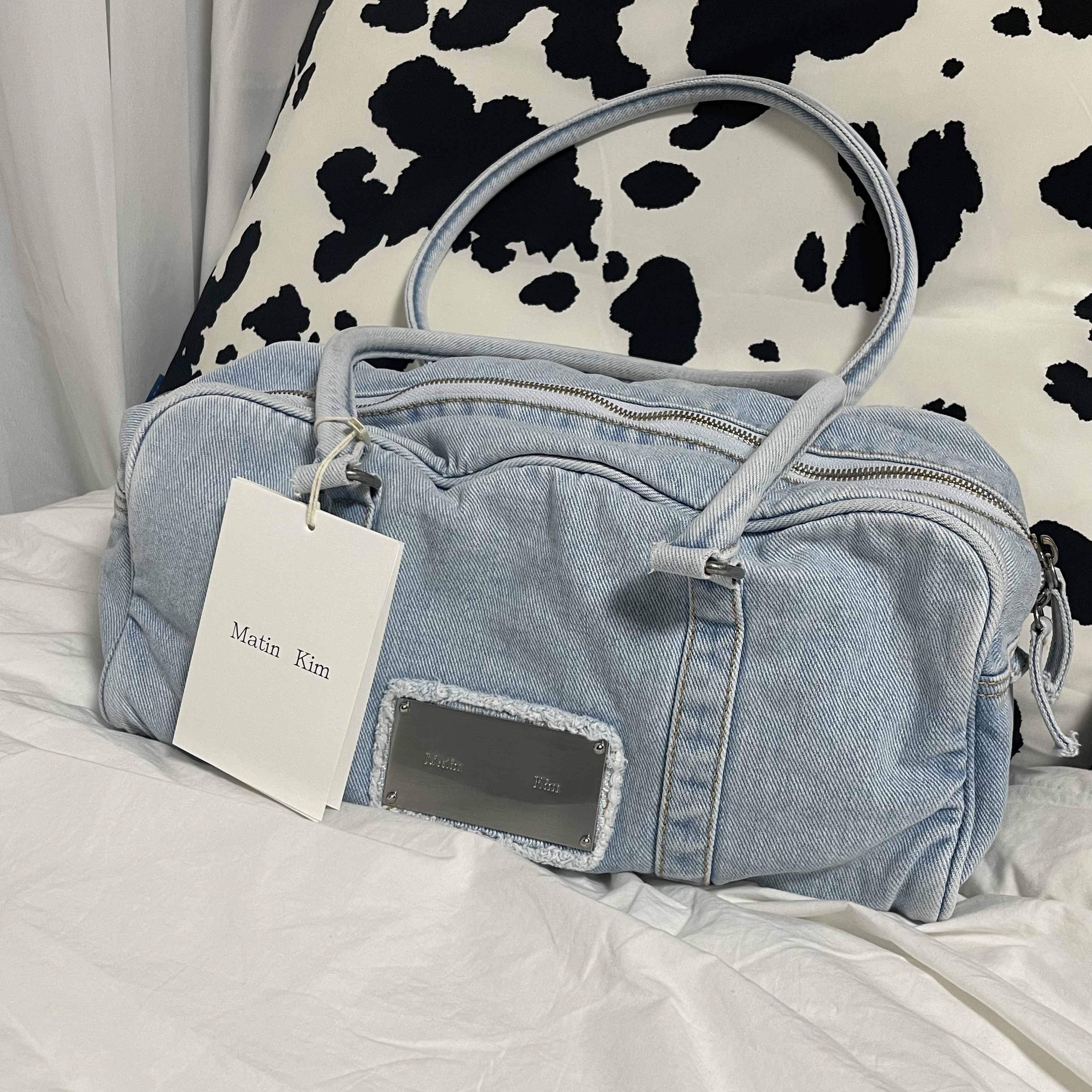Matin Kim Vintage Denim Sporty Tote Bag Sky 착용 스타일