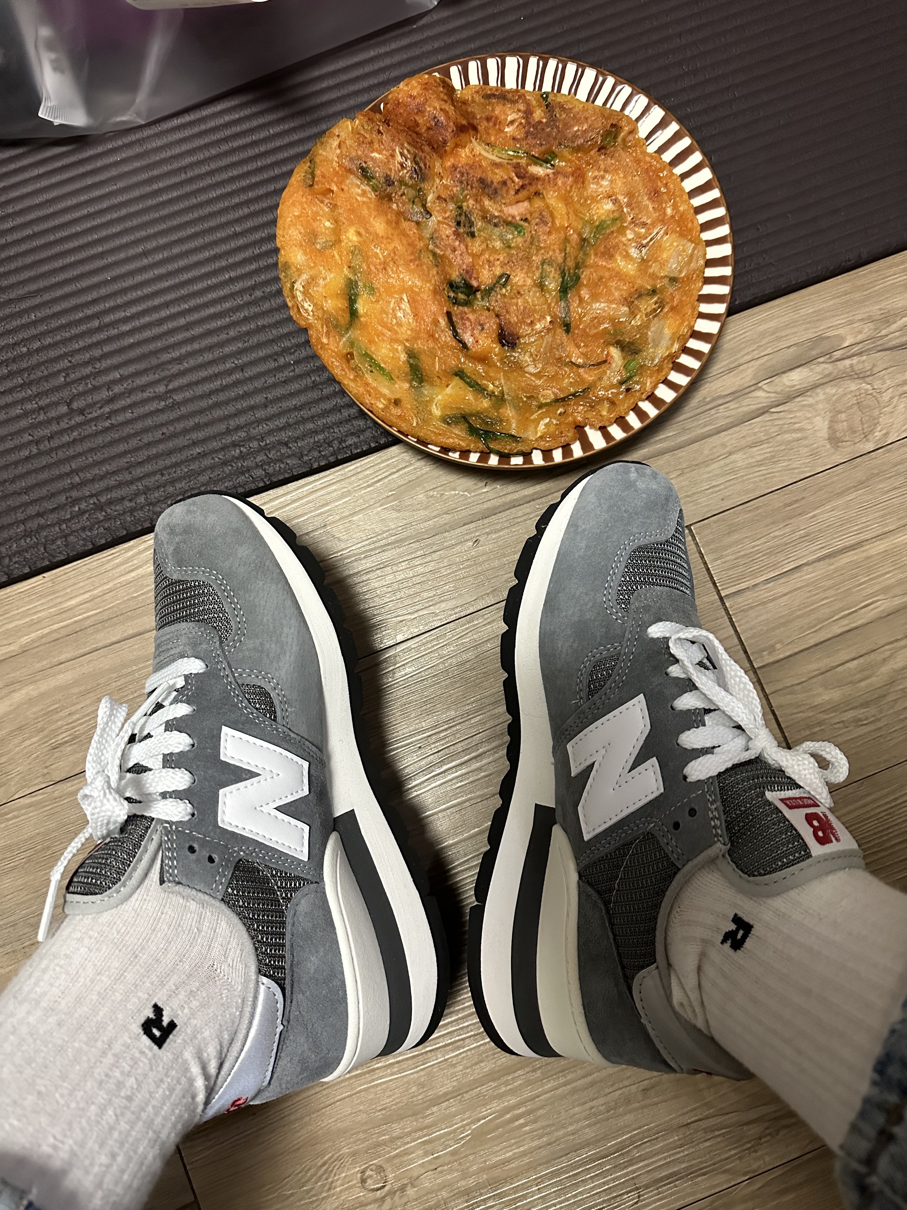 New Balance 990vs1 Made in USA Grey 착용 스타일 - 1