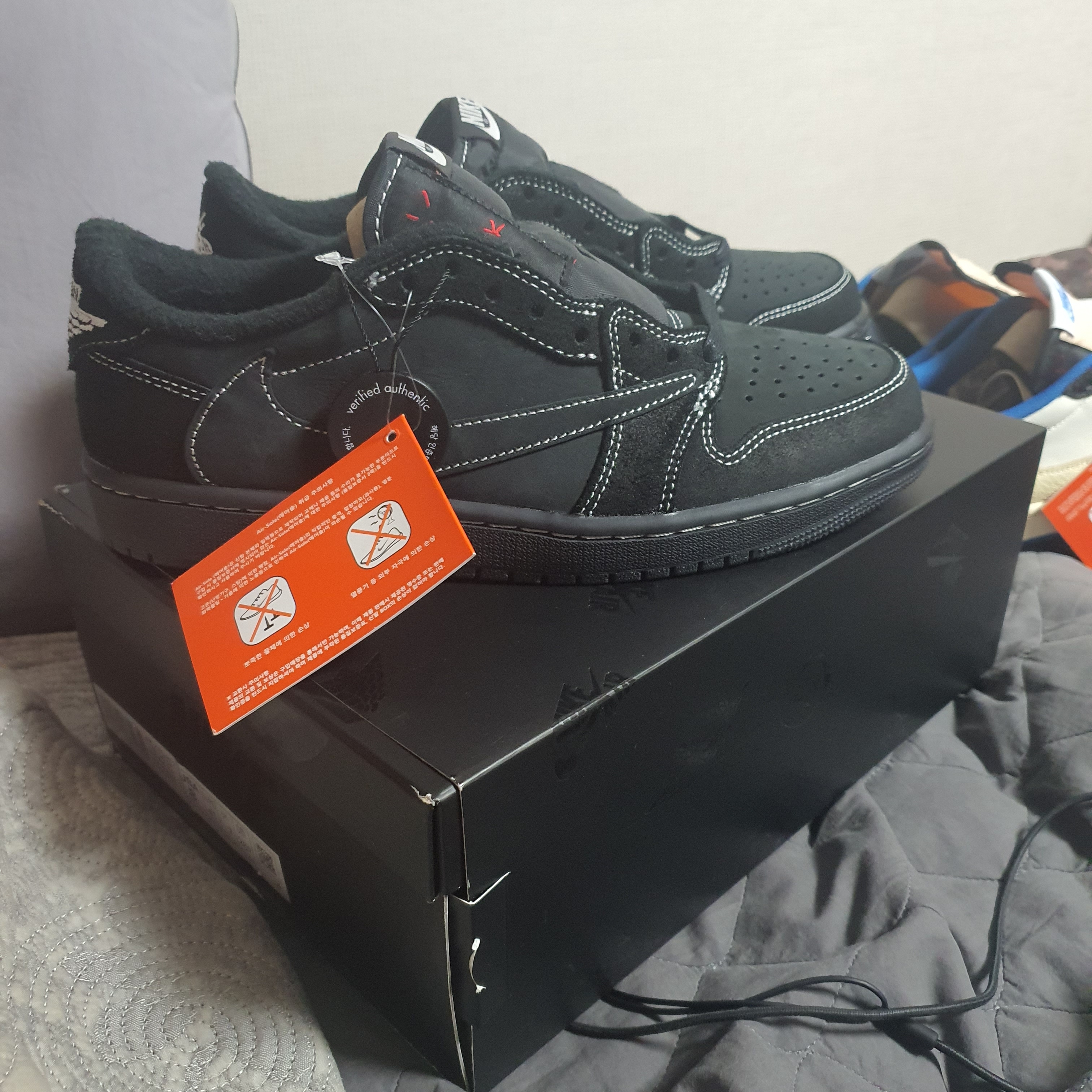 Jordan 1 x Travis Scott Retro Low OG SP Black Phantom 착용 스타일 - 4