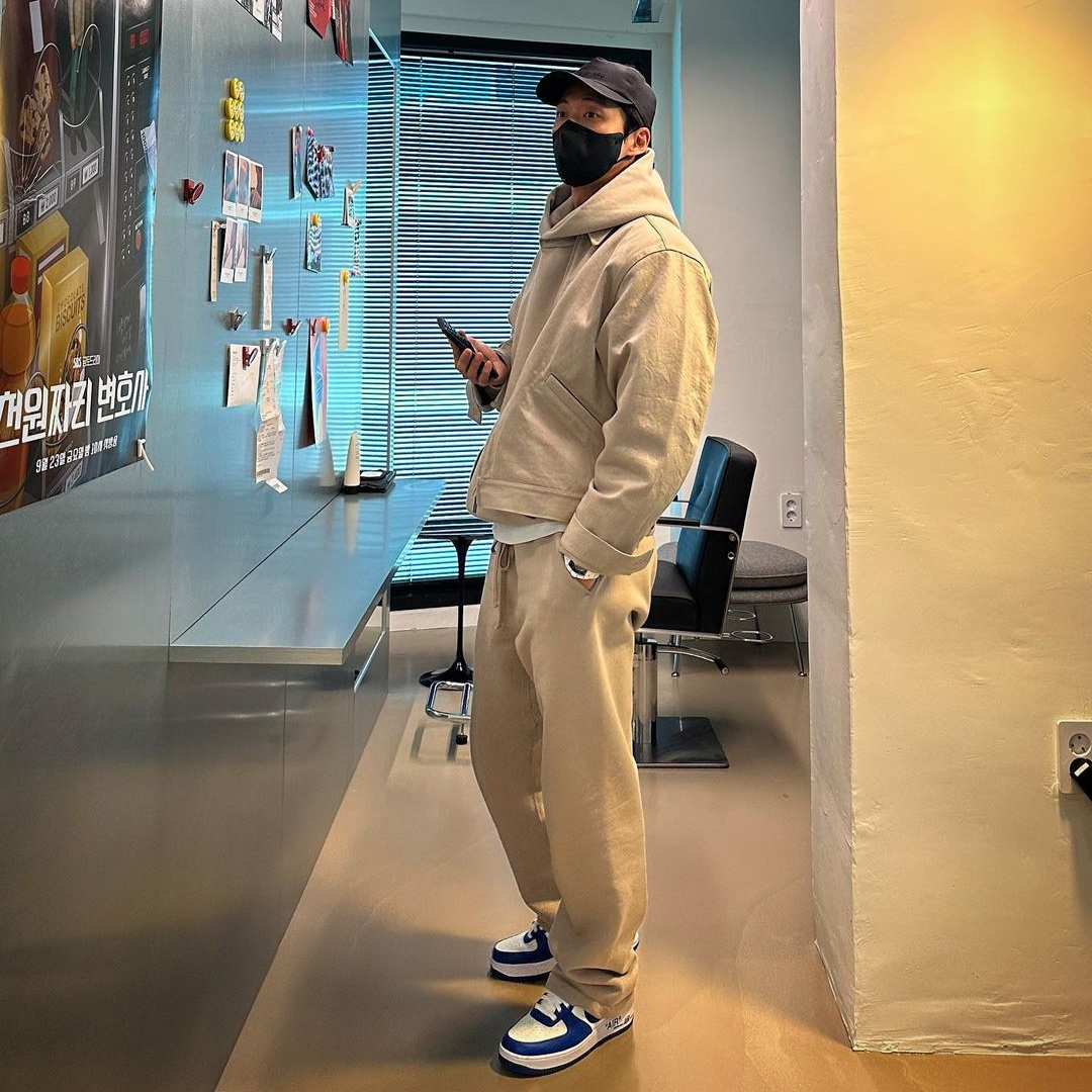 Louis Vuitton x Nike Air Force 1 Low by Virgil Abloh White Team Royal 착용 스타일 - 2