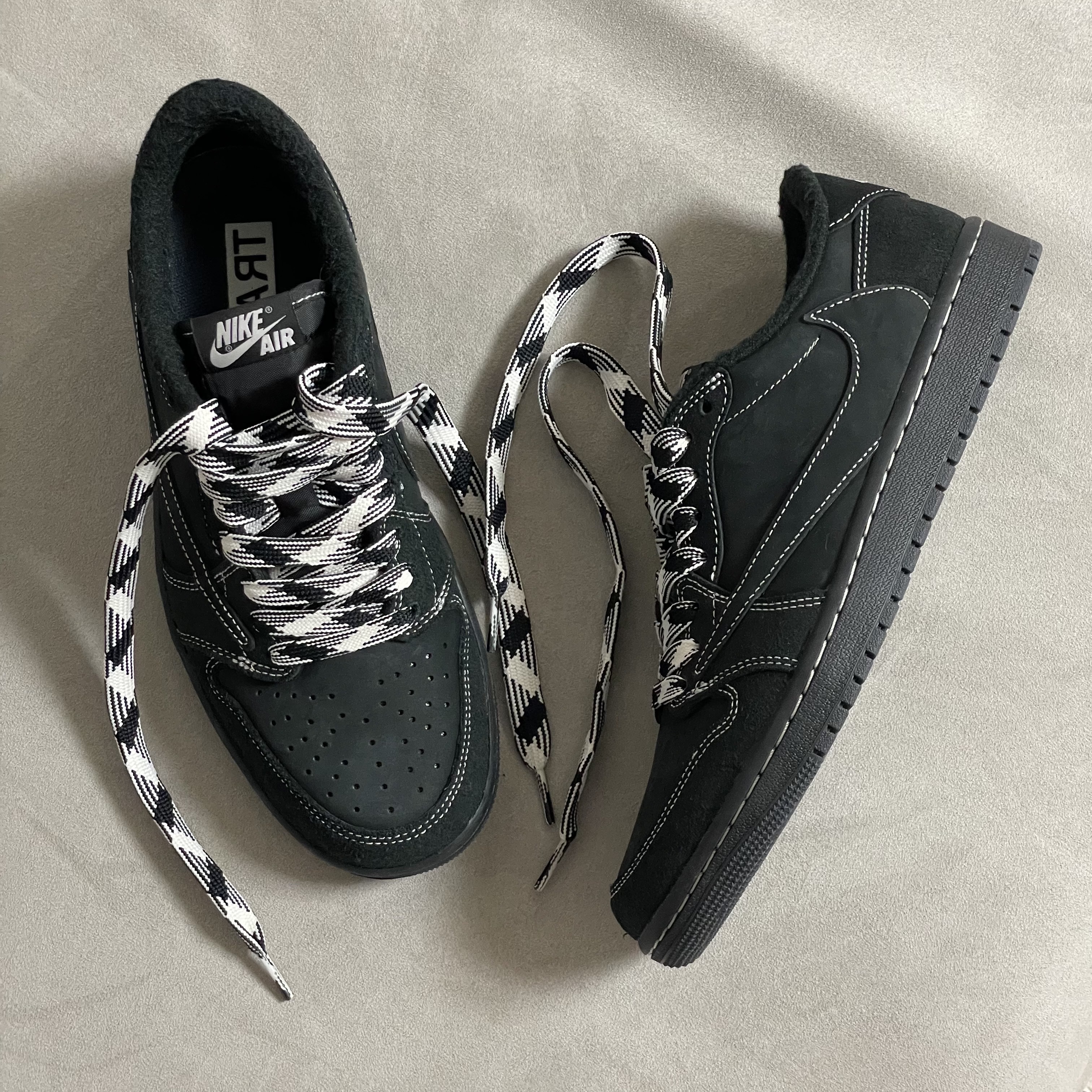Jordan 1 x Travis Scott Retro Low OG SP Black Phantom 착용 스타일