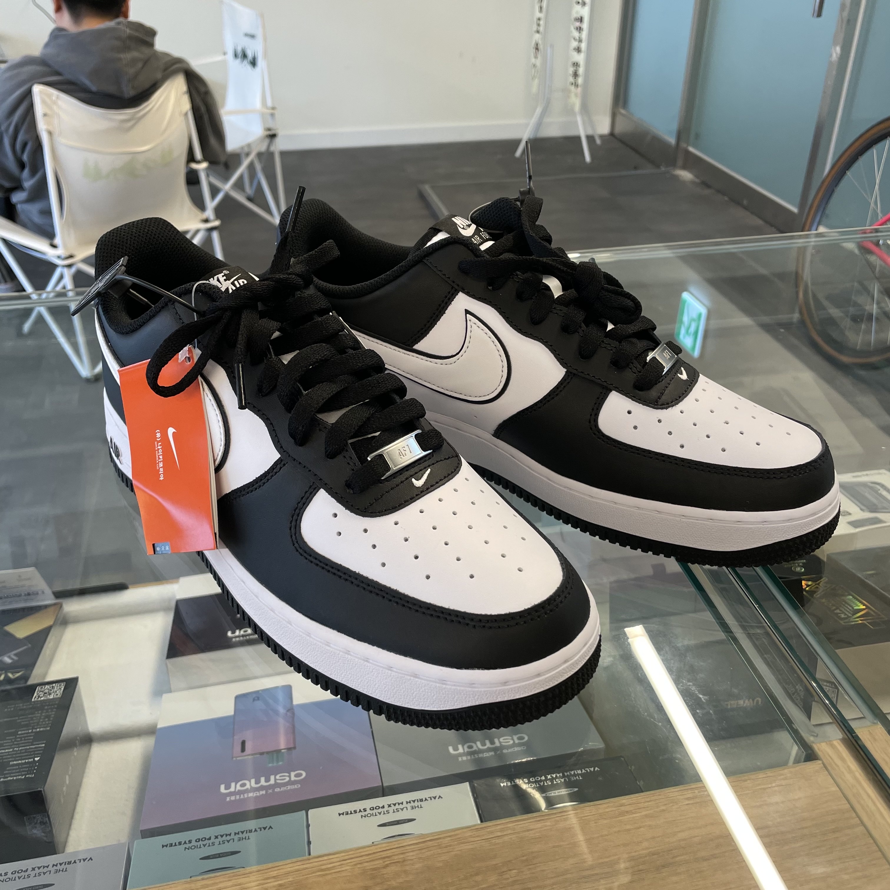 Nike Air Force 1 '07 Black White 착용 스타일 - 2