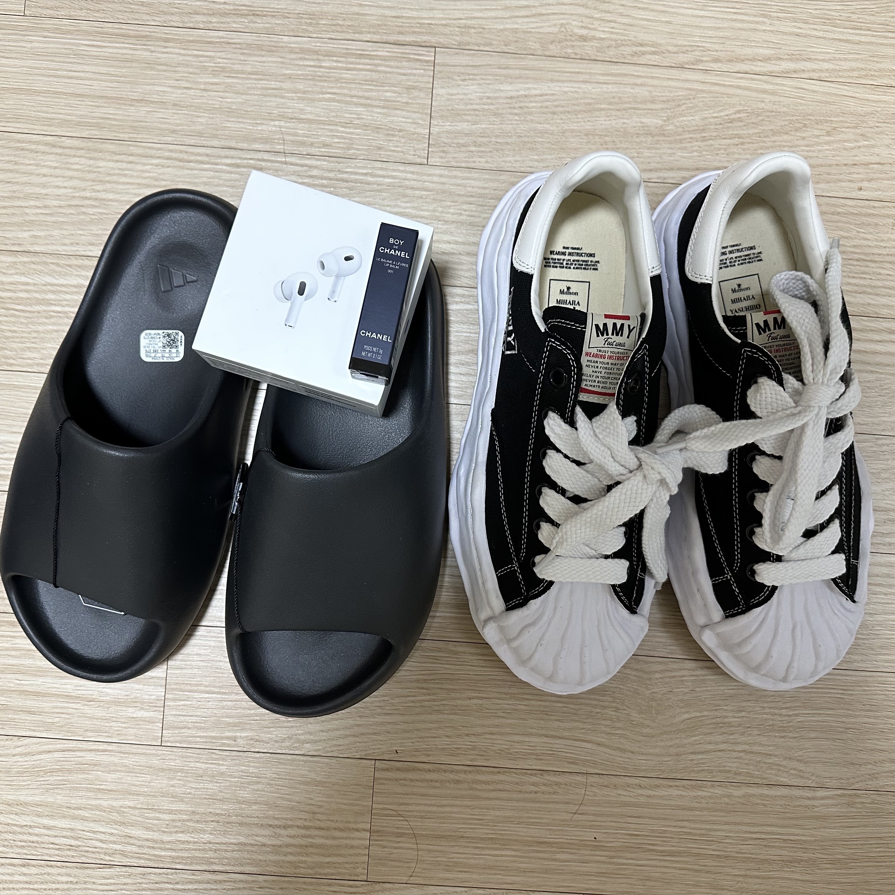 Maison Mihara Yasuhiro Blakey OG Sole Canvas Low-top Sneakers Black White, Adidas Yeezy Slide Onyx 착용 스타일