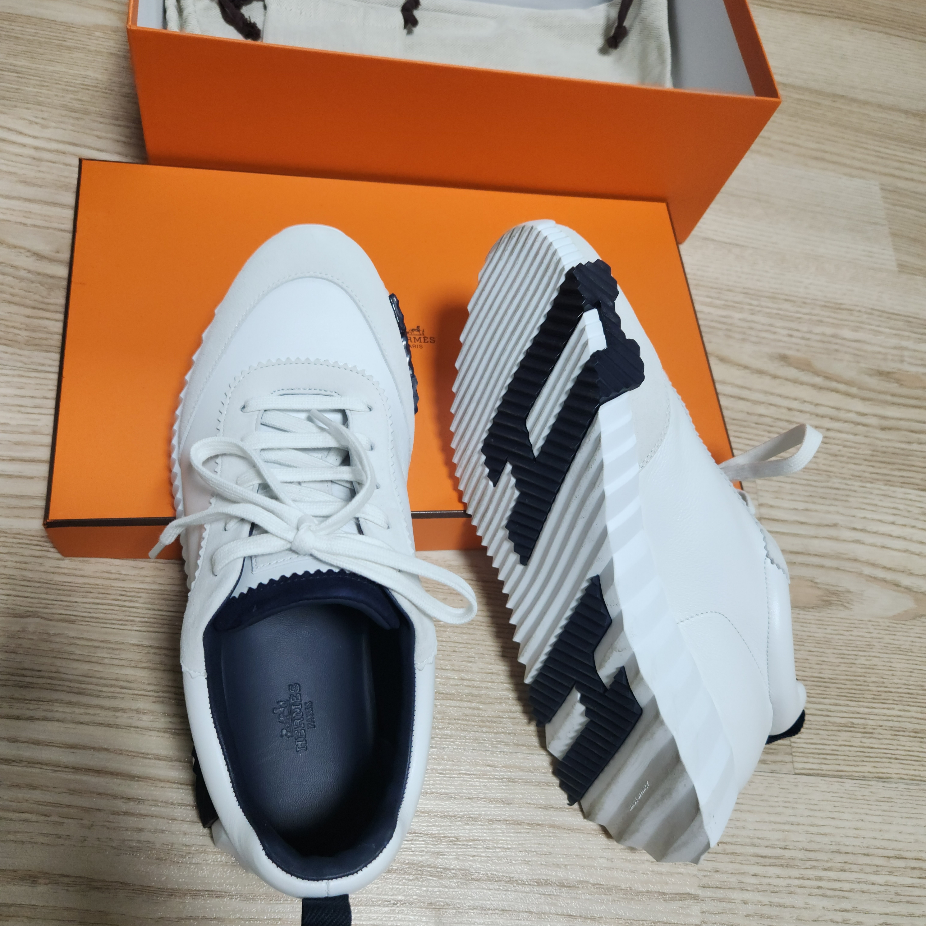 Hermes Bouncing Sneakers Calfskin Suede Goatskin & Blanc 착용 스타일 - 1