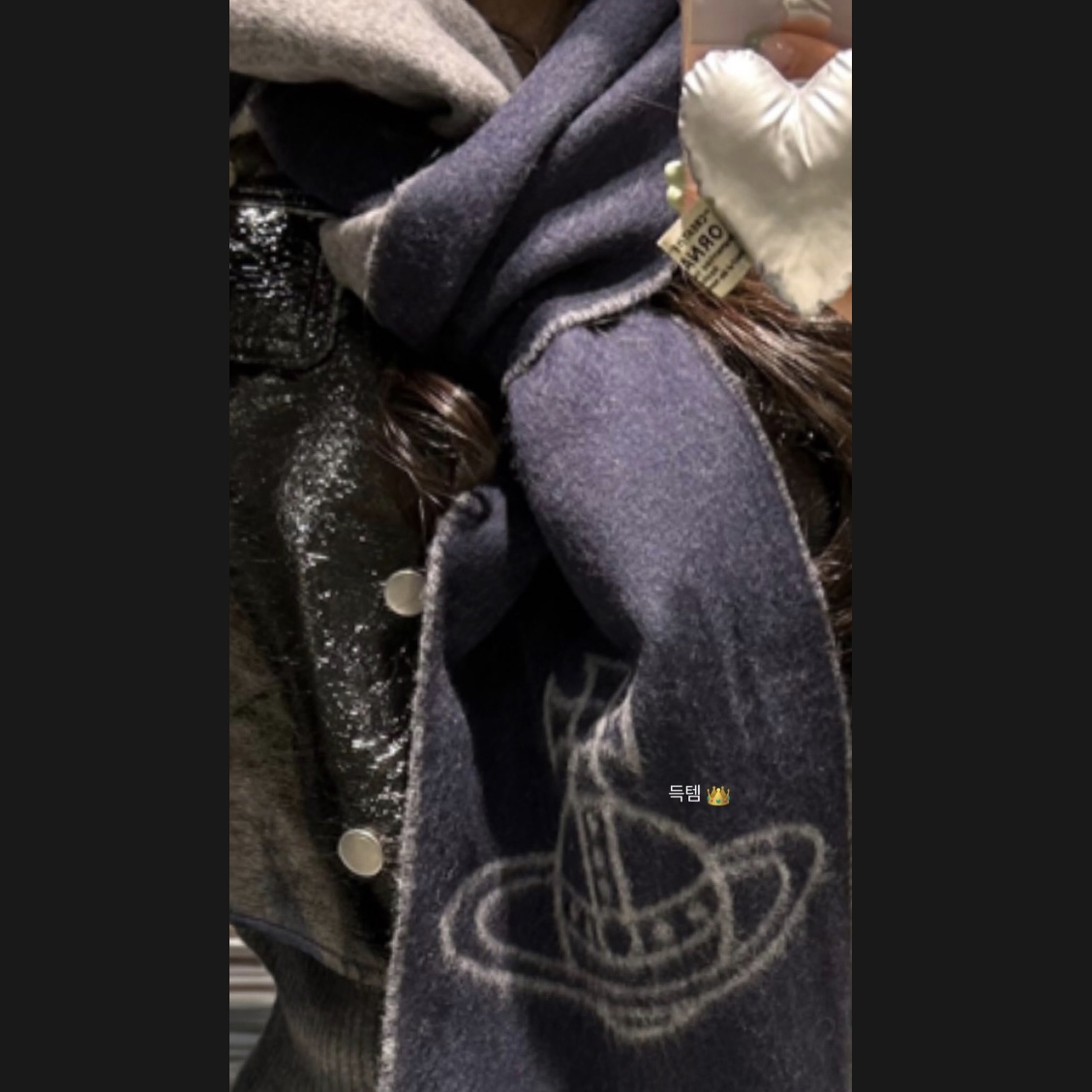 Vivienne Westwood Two Side Single Orb Muffler Navy Blue 착용 스타일