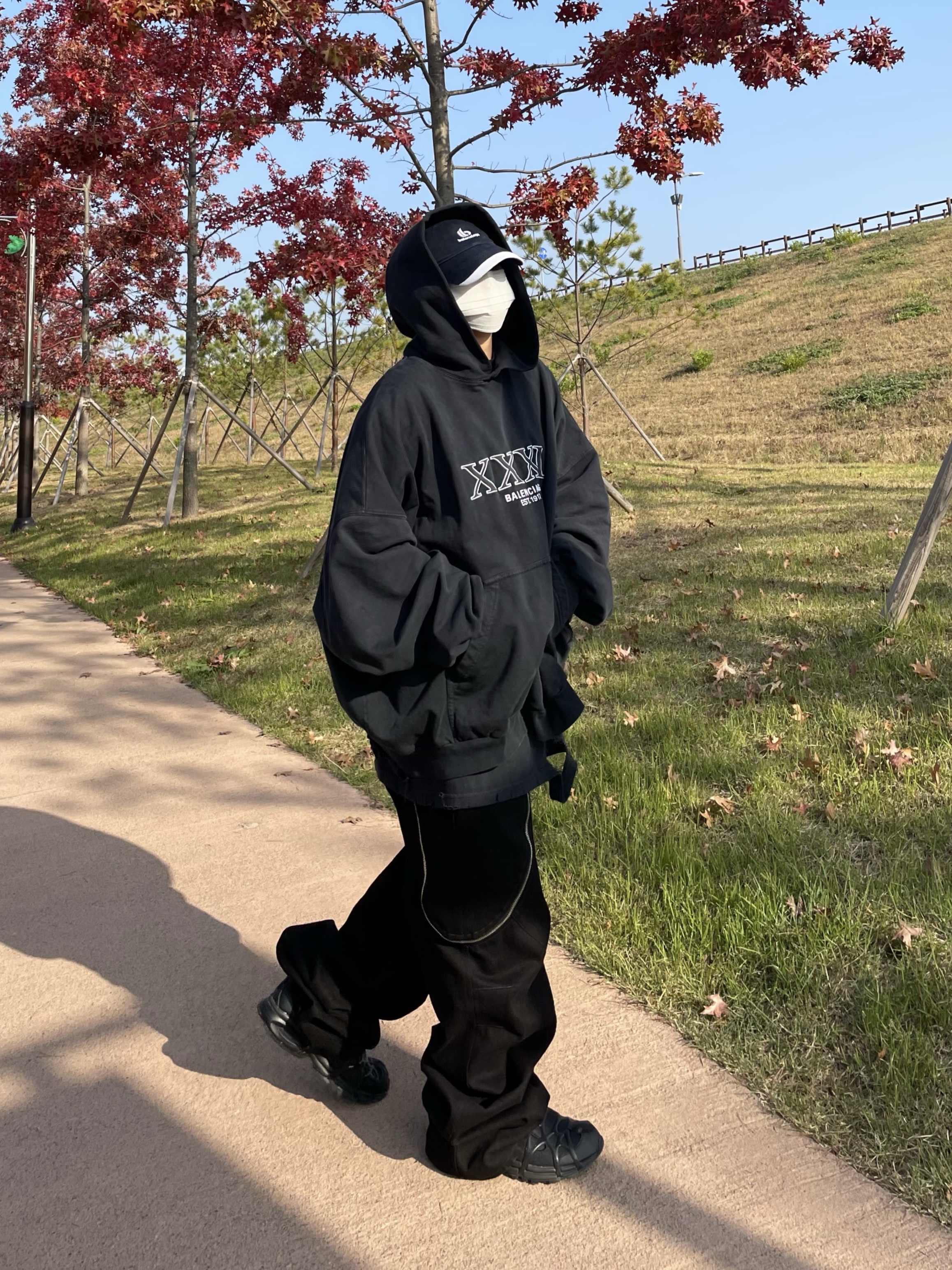 Nike Air Kukini Triple Black, Balenciaga 3XL Hoodie Large Fit Black 착용 스타일