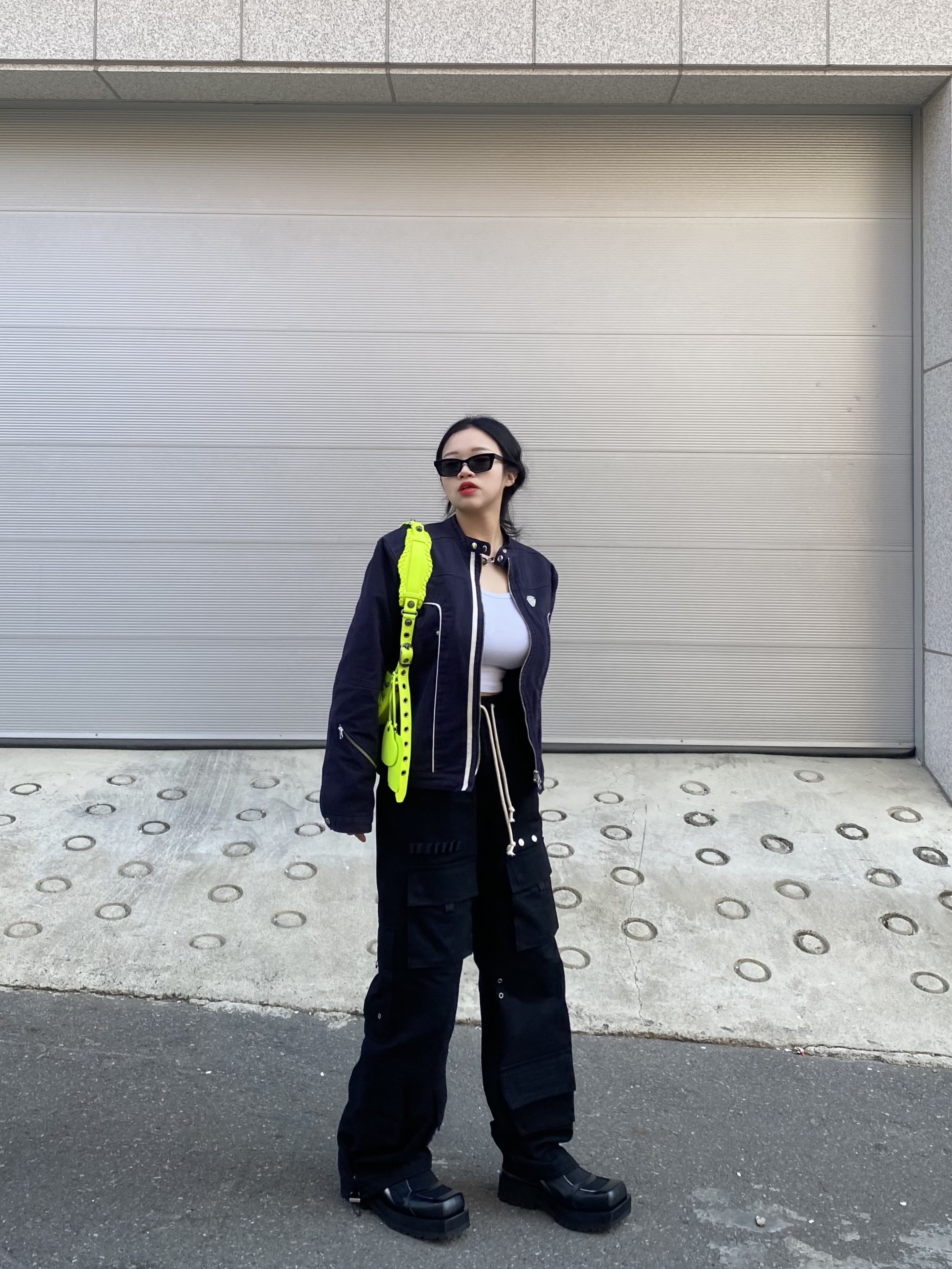 Balenciaga Arena Lambskin Le Cagole XS Shoulder Bag Black 착용 스타일 - 5