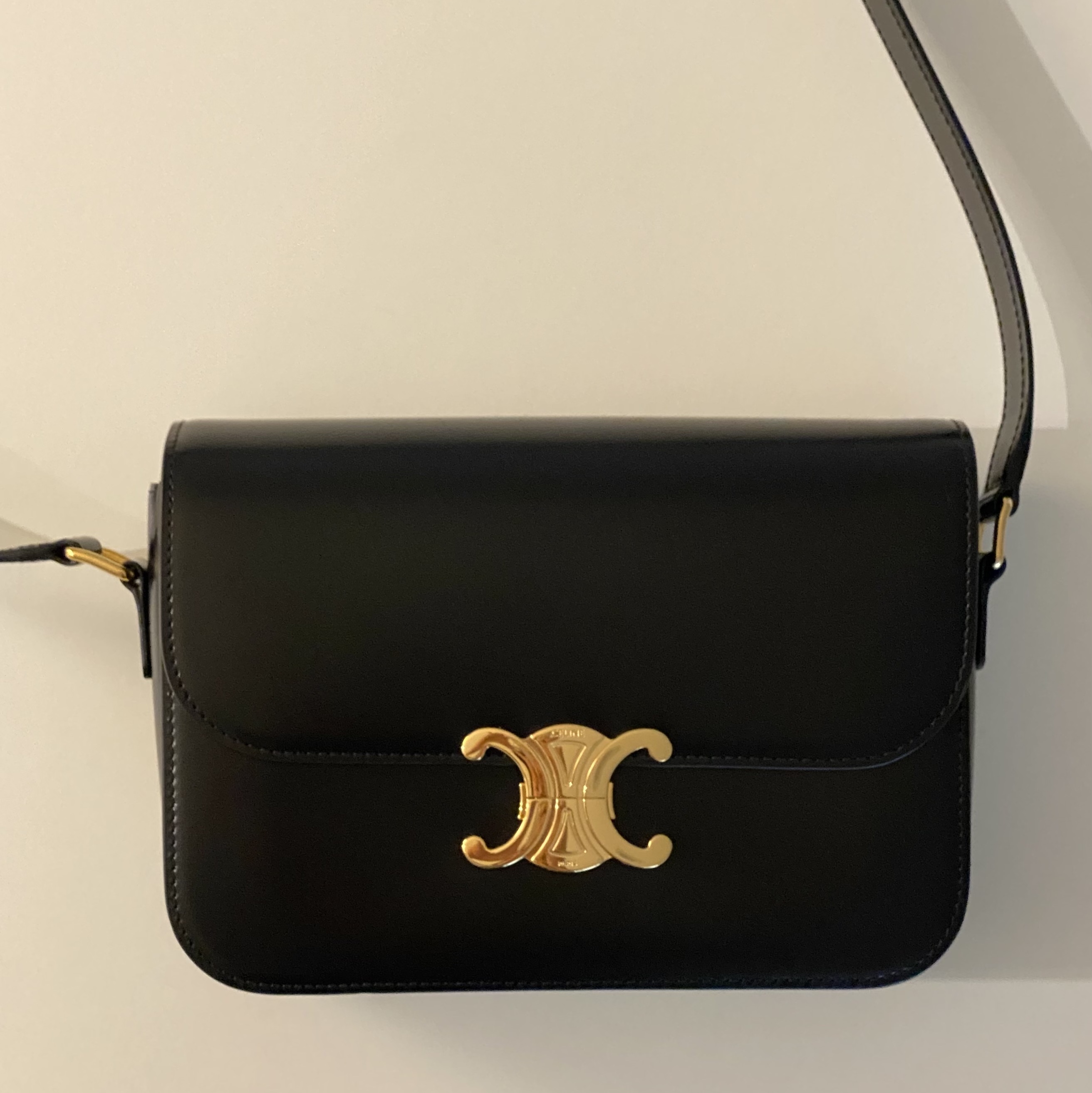 Celine Classique Triomphe Bag in Shiny Calfskin Black 착용 스타일 - 1