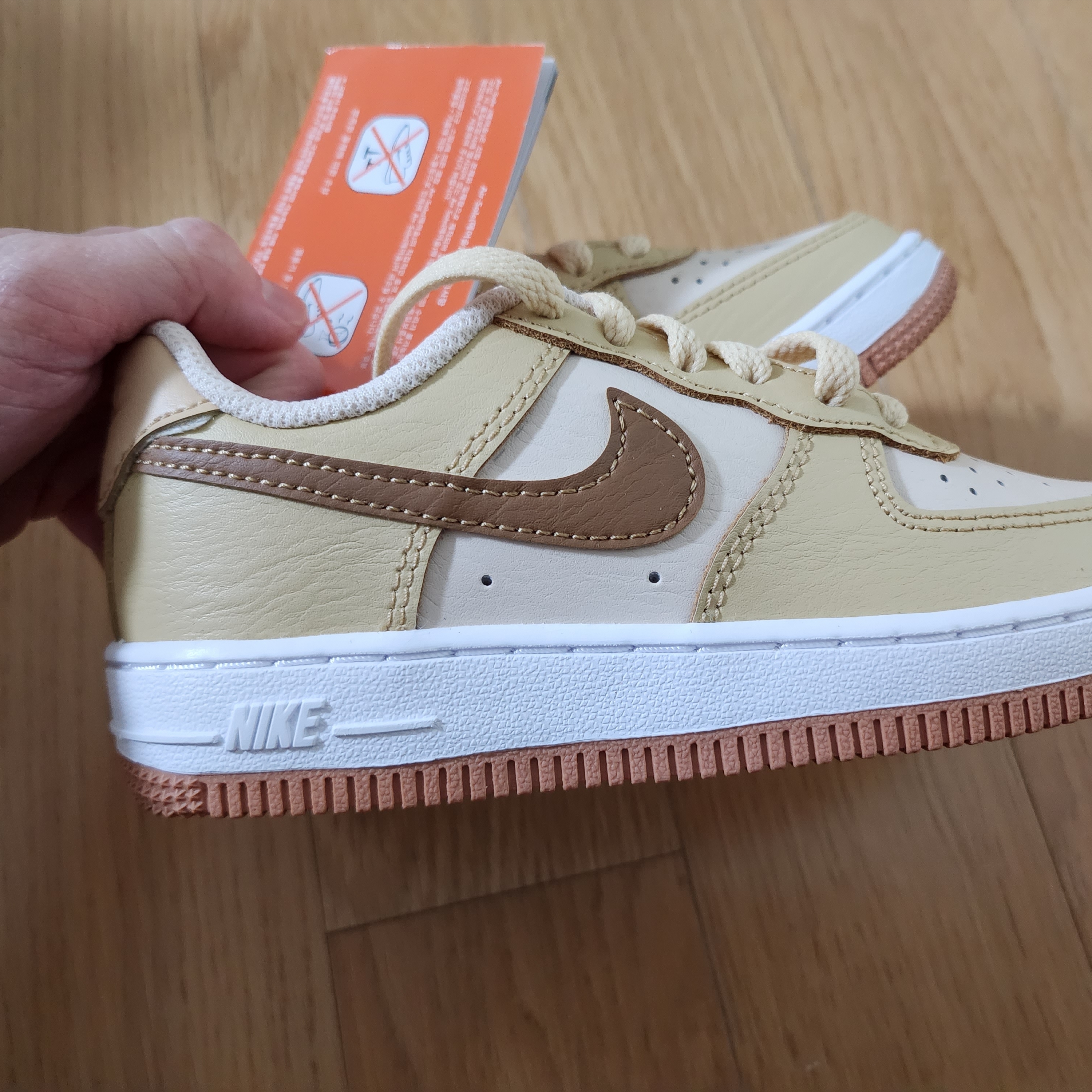 (PS) Nike Force 1 LV8 Pearl White Ale Brown 착용 스타일 - 2
