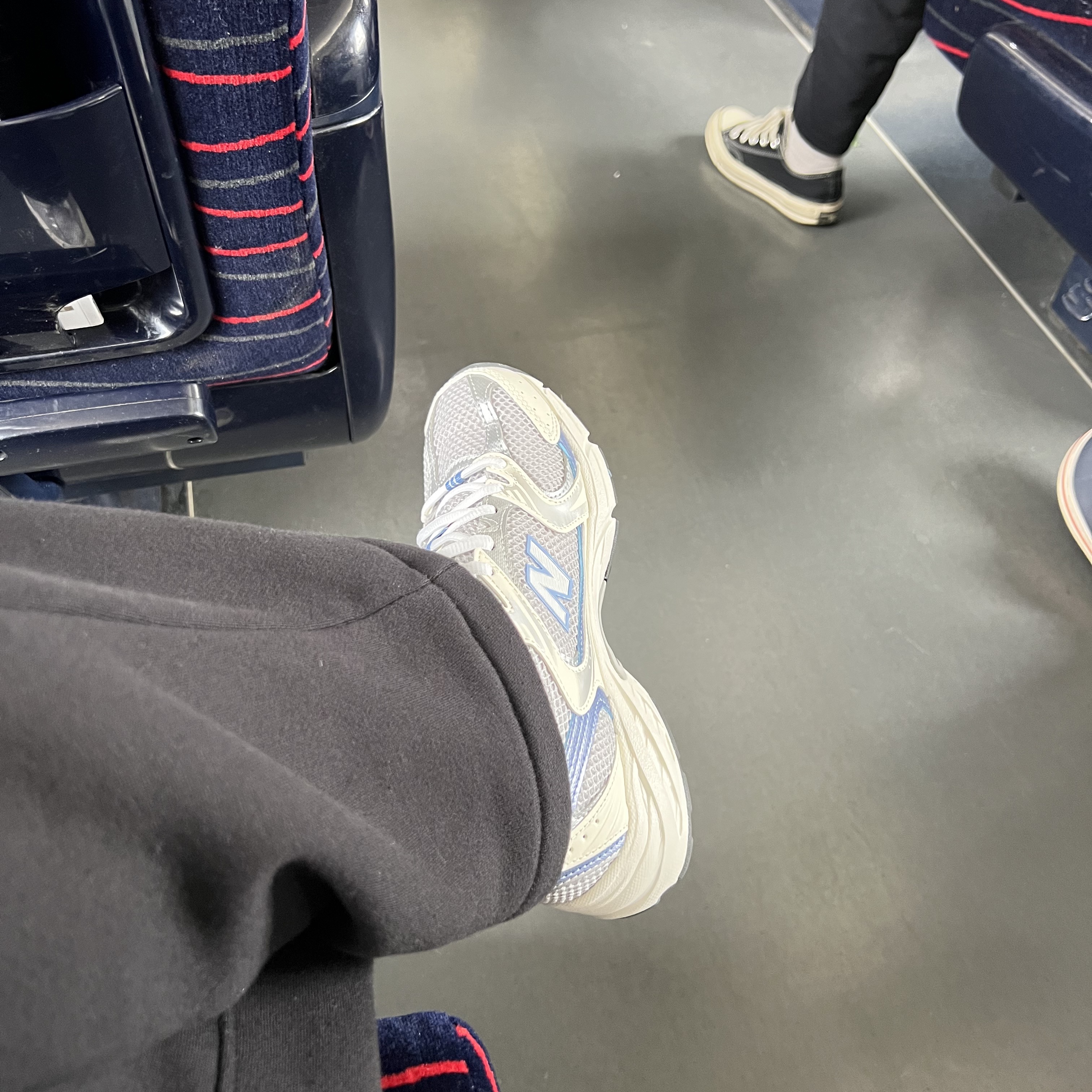 New Balance 530 Steel Blue 착용 스타일 - 1