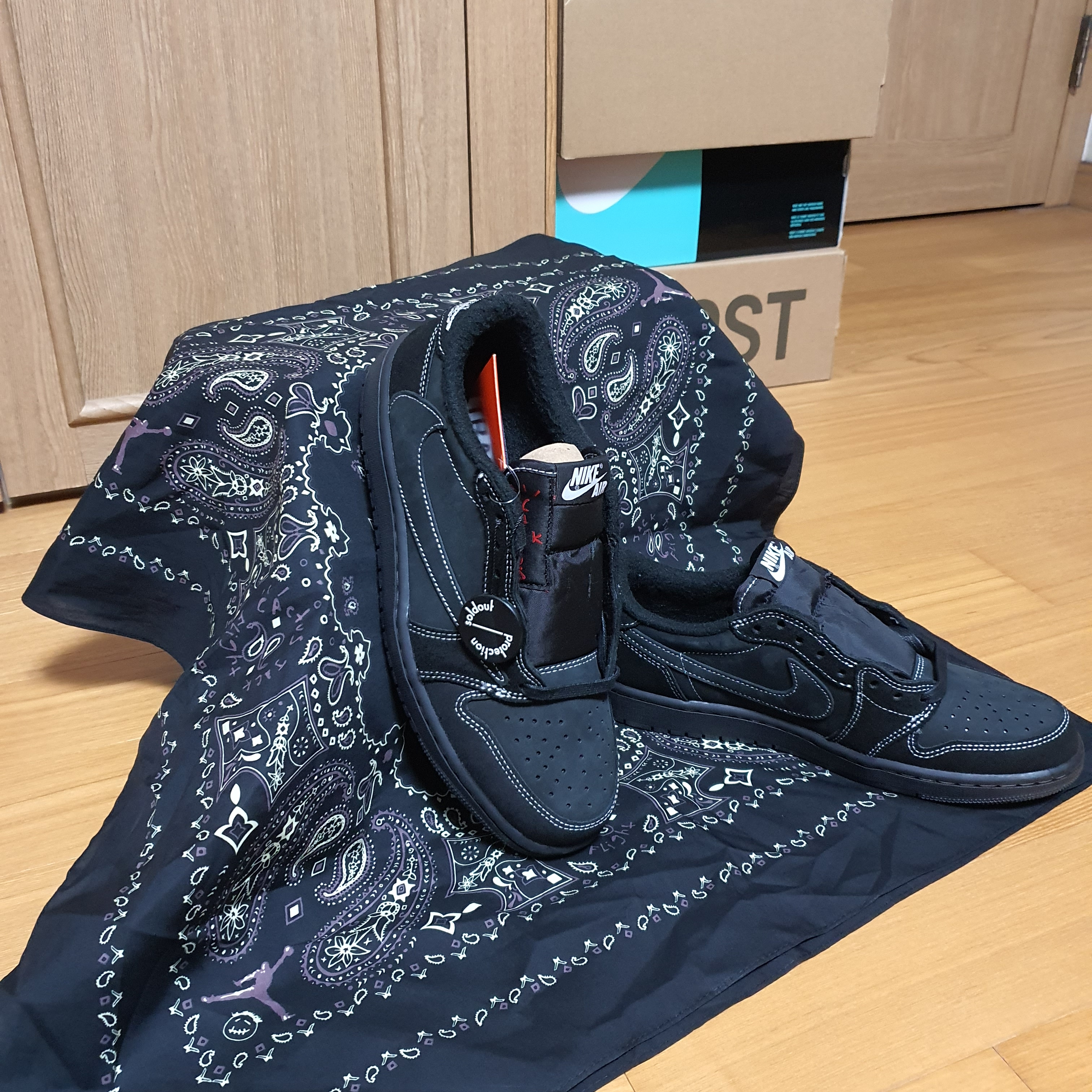 Jordan 1 x Travis Scott Retro Low OG SP Black Phantom 착용 스타일 - 5