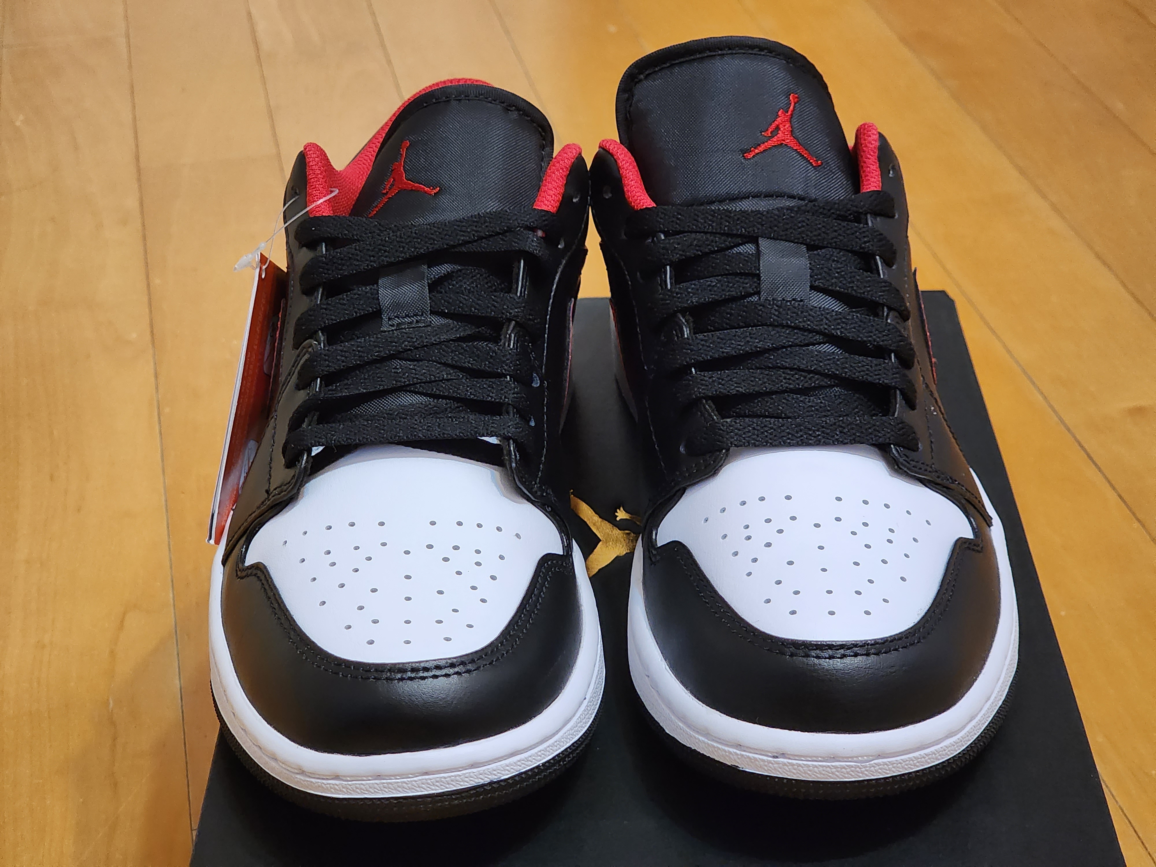 Jordan 1 Low Black Fire Red 착용 스타일 - 2