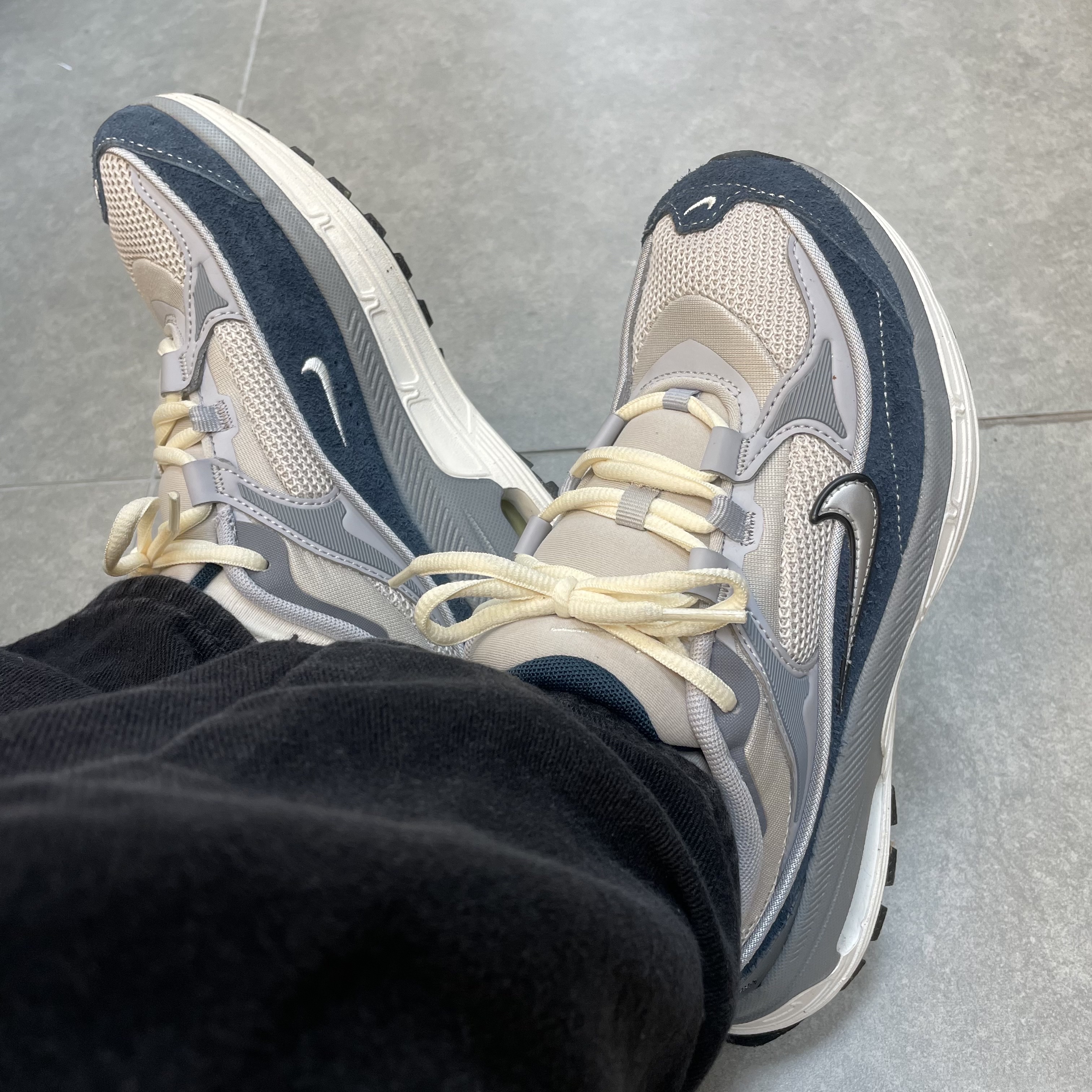 (W) Nike Air Max Bliss Light Iron Ore Armory Navy 착용 스타일 - 3