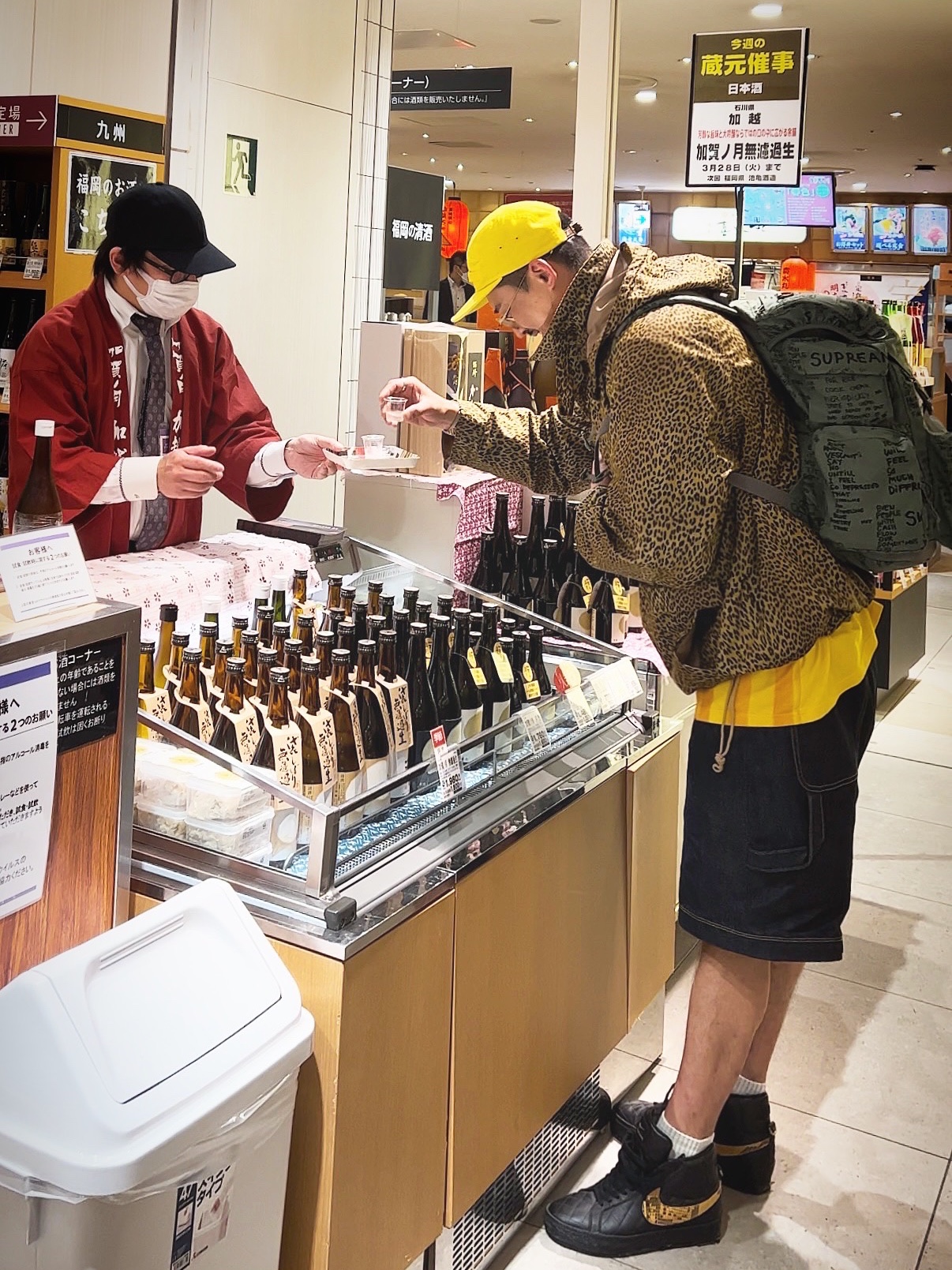 Supreme Field Backpack Olive Gonz - 23SS, Supreme x Barbour Lightweight Waxed Cotton Field Jacket Leopard - 20SS 착용 스타일 - 4