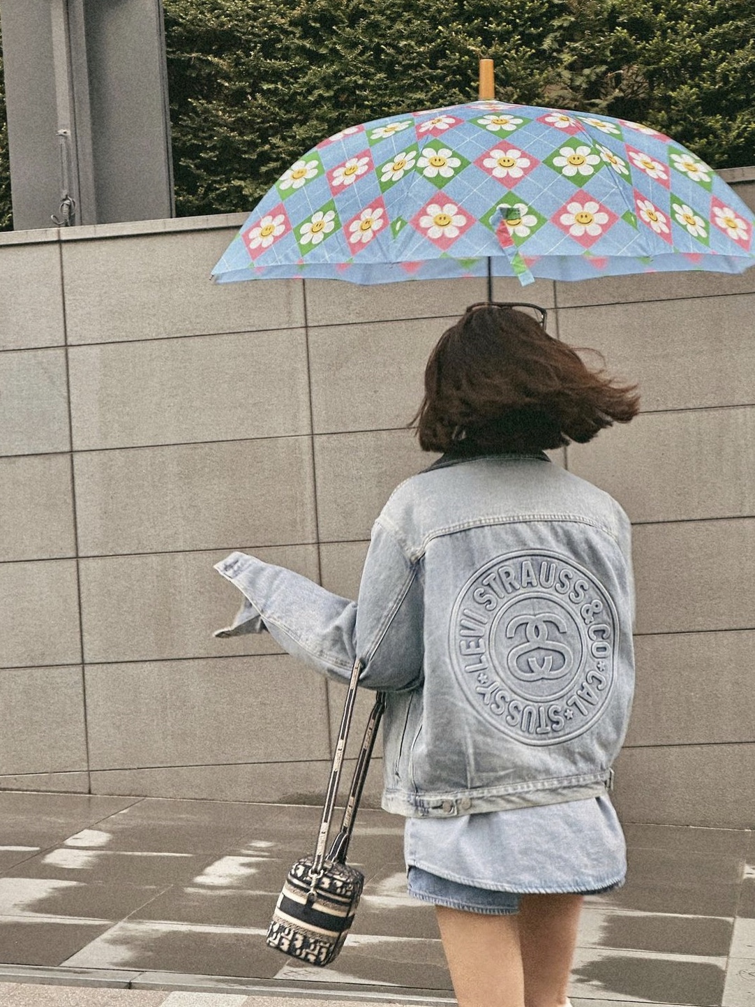Stussy x Levi's Embossed Trucker Jacket Indigo 착용 스타일 - 2