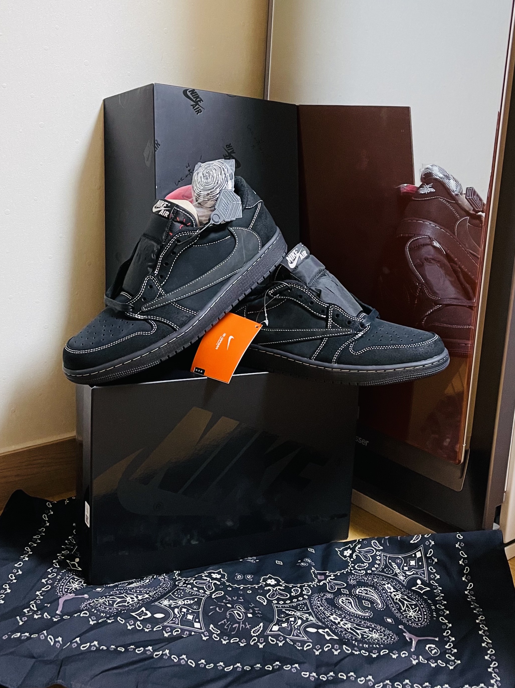 Jordan 1 x Travis Scott Retro Low OG SP Black Phantom 착용 스타일