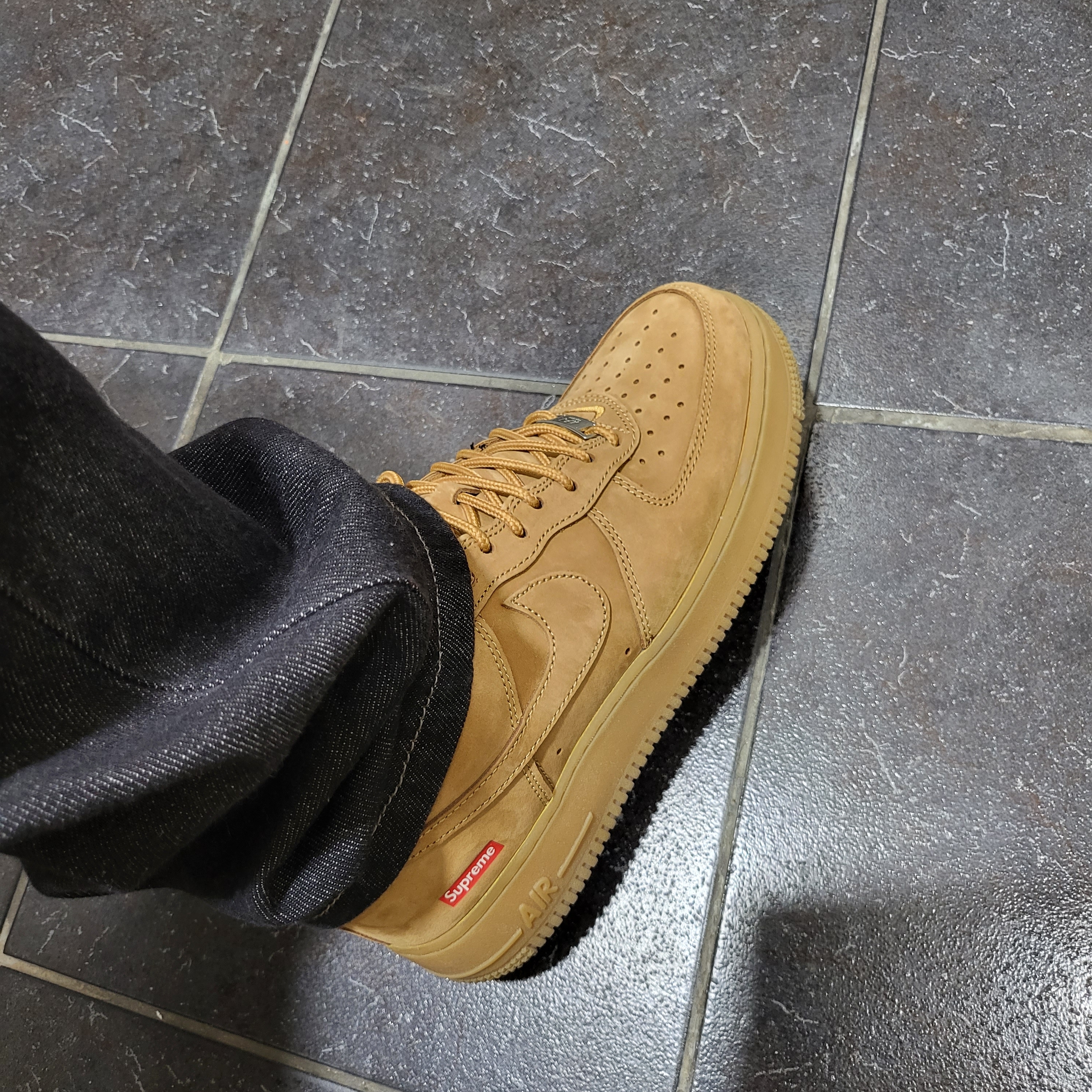 Nike x Supreme Air Force 1 Low Flax 착용 스타일