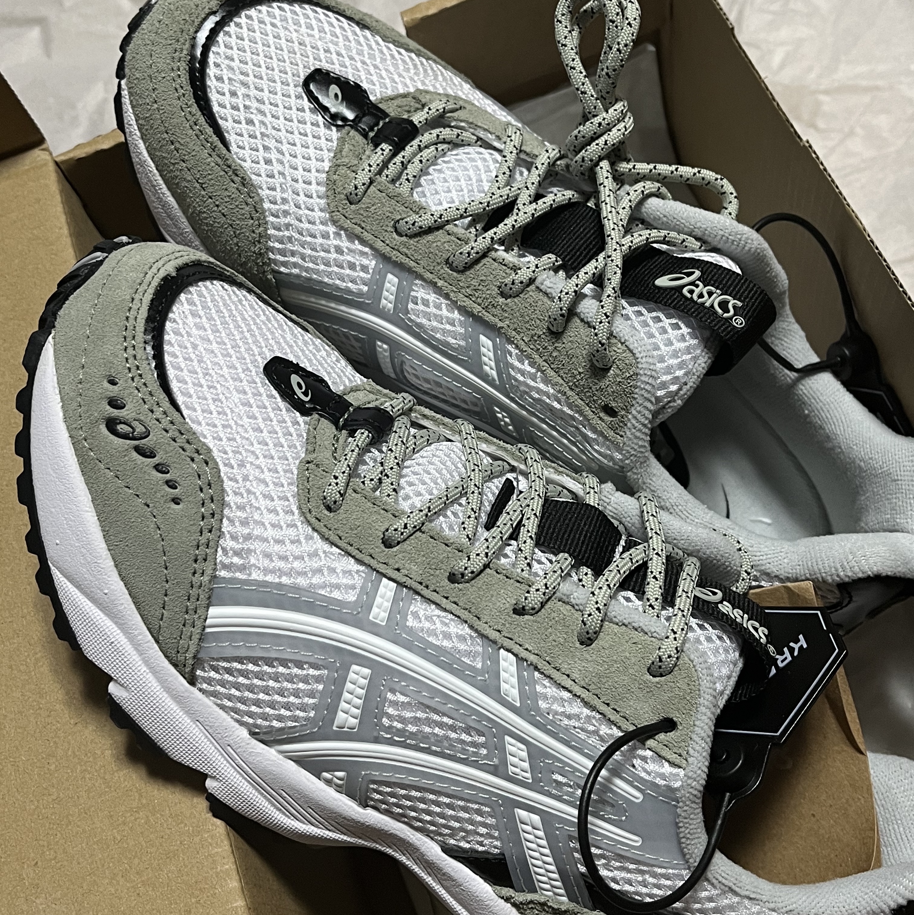Asics Gel-1090 V2 White Mid Grey 착용 스타일