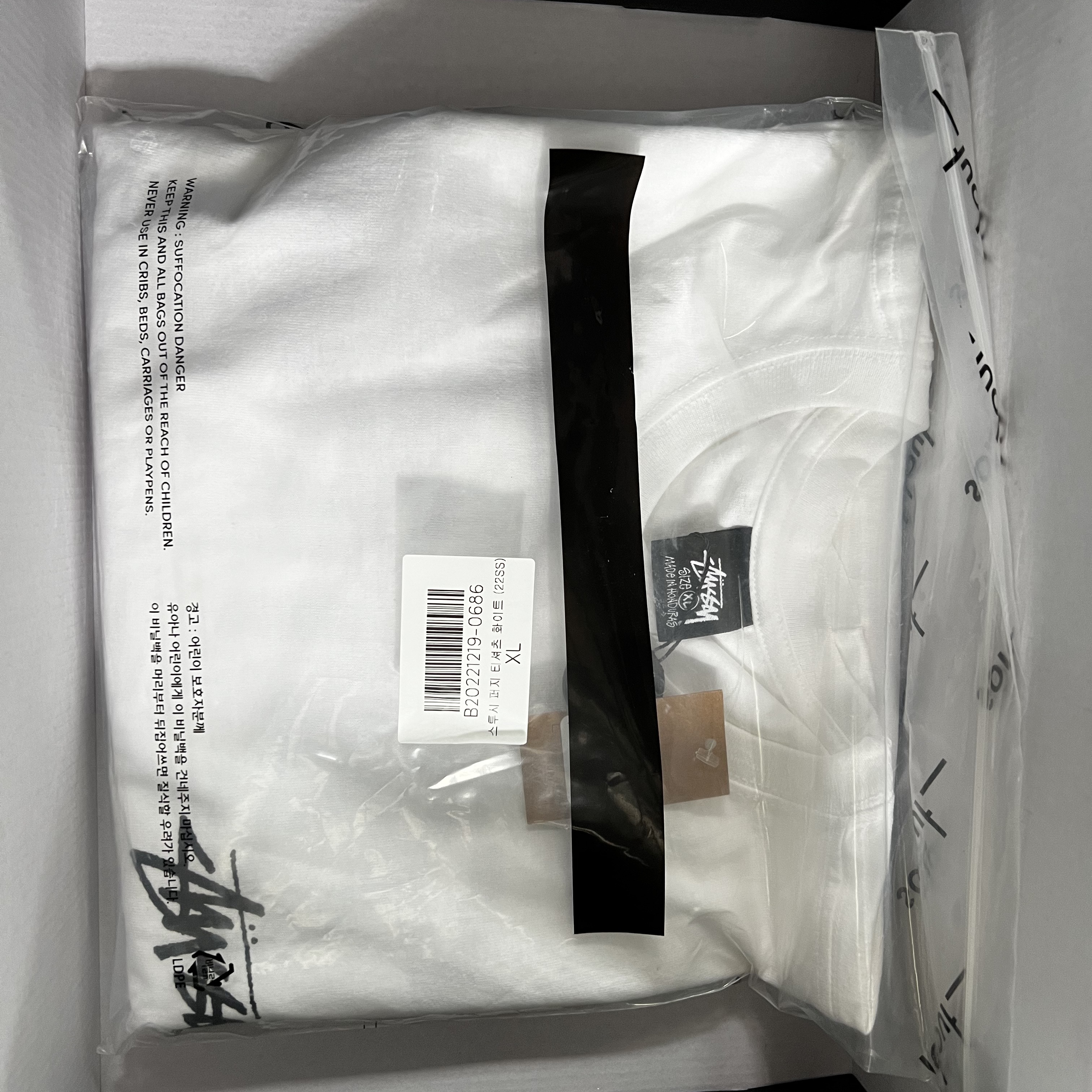 Stussy Fuzzy Dice T-Shirt White 착용 스타일