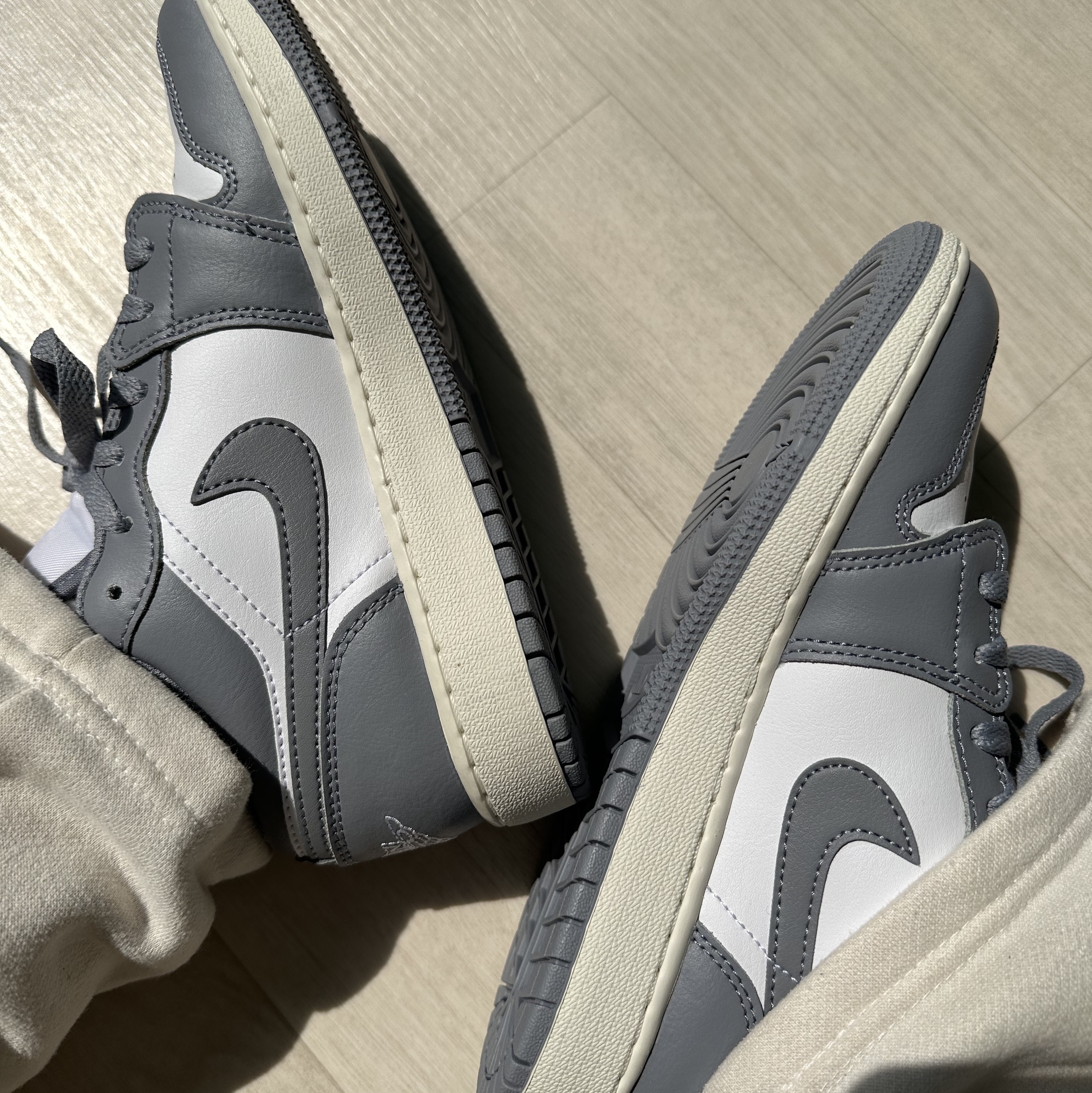 (GS) Jordan 1 Low Stealth and White 착용 스타일