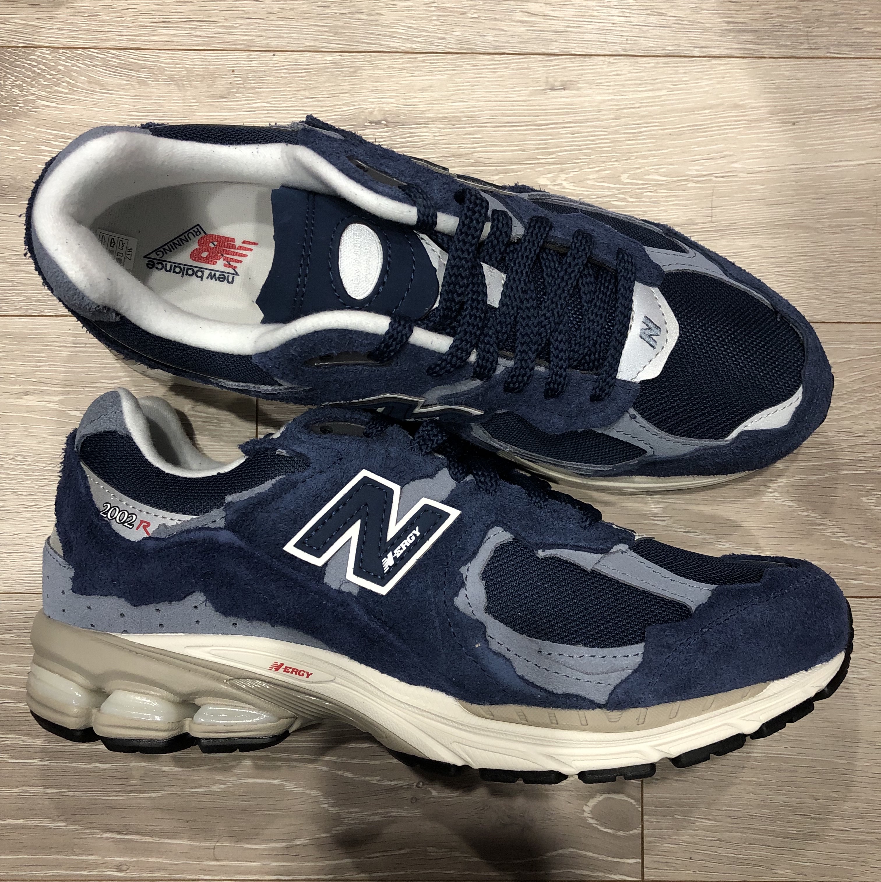 New Balance 2002R Protection Pack Navy 착용 스타일