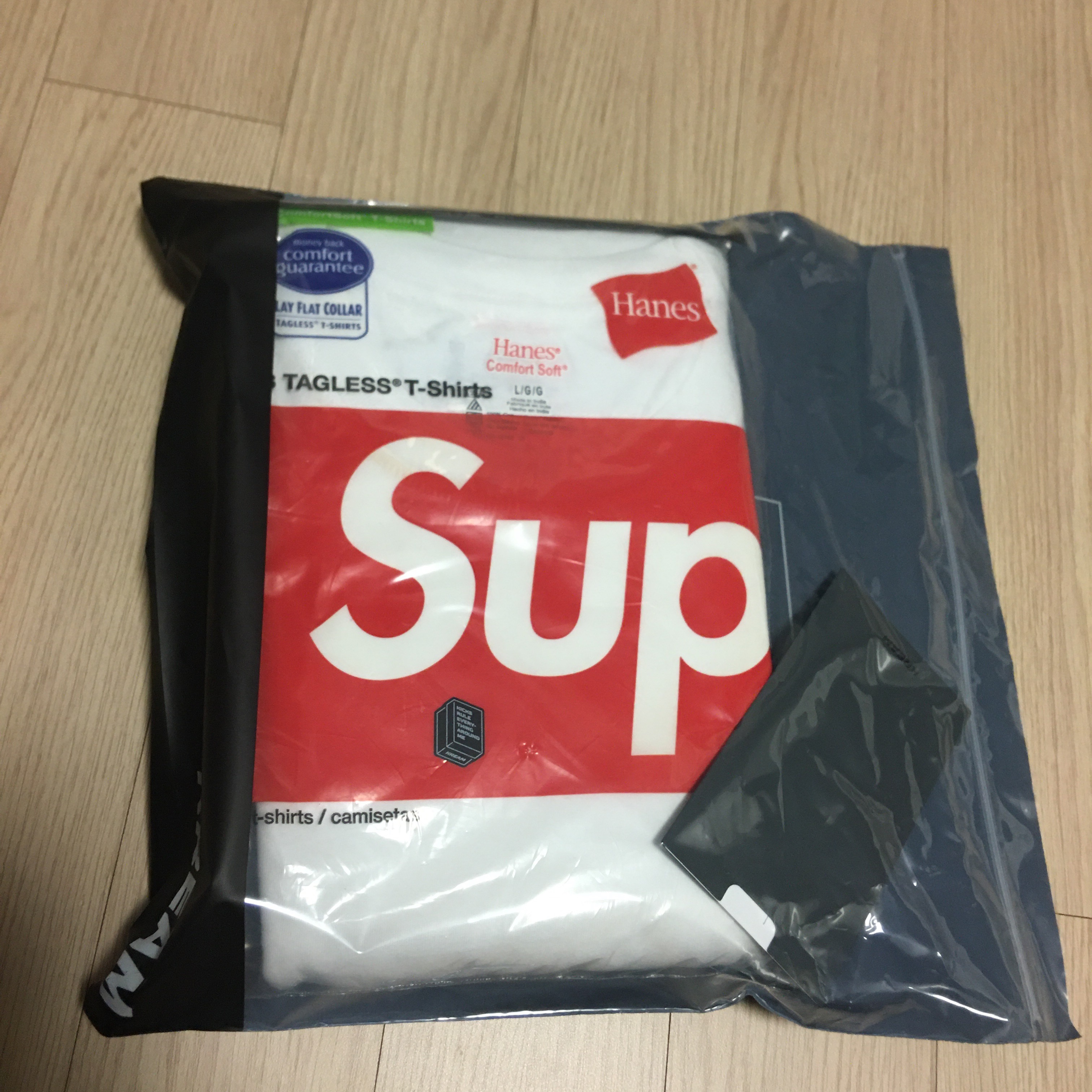 Supreme Hanes Tagless T-Shirt White (3 Pack) 착용 스타일 - 1