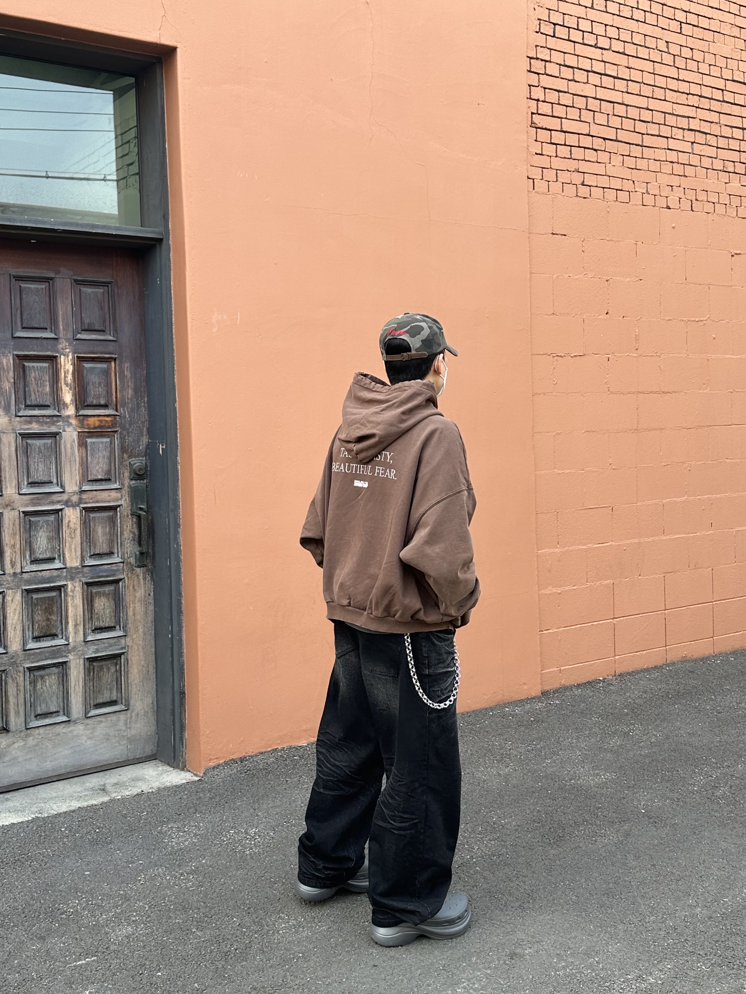 Project G/R x Insane Garage Clown Bike Hoodie Vintage Brown, Balenciaga x Crocs Rubber Boot Grey 착용 스타일 - 2
