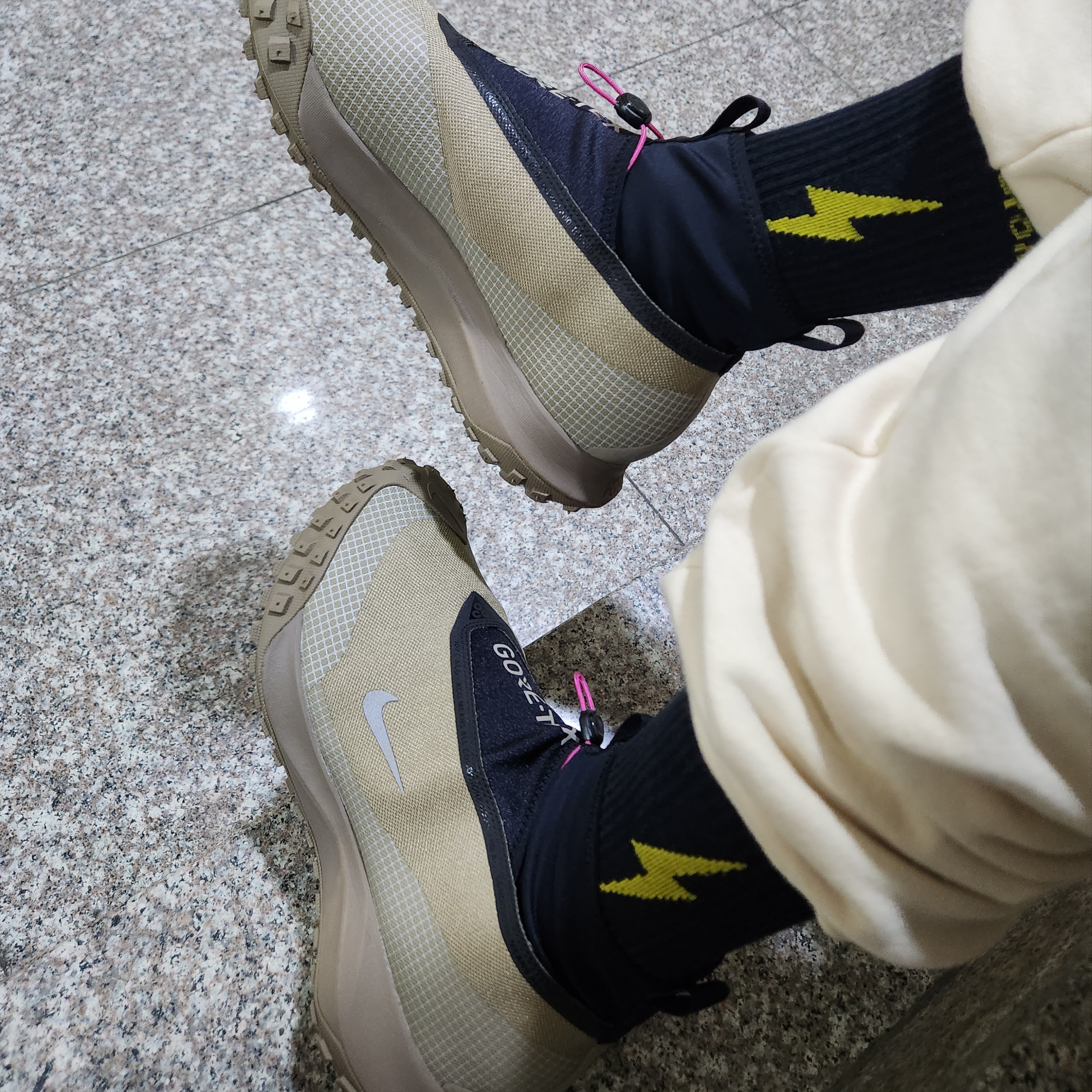Nike ACG Mountain Fly Gore-Tex Khaki 착용 스타일 - 4