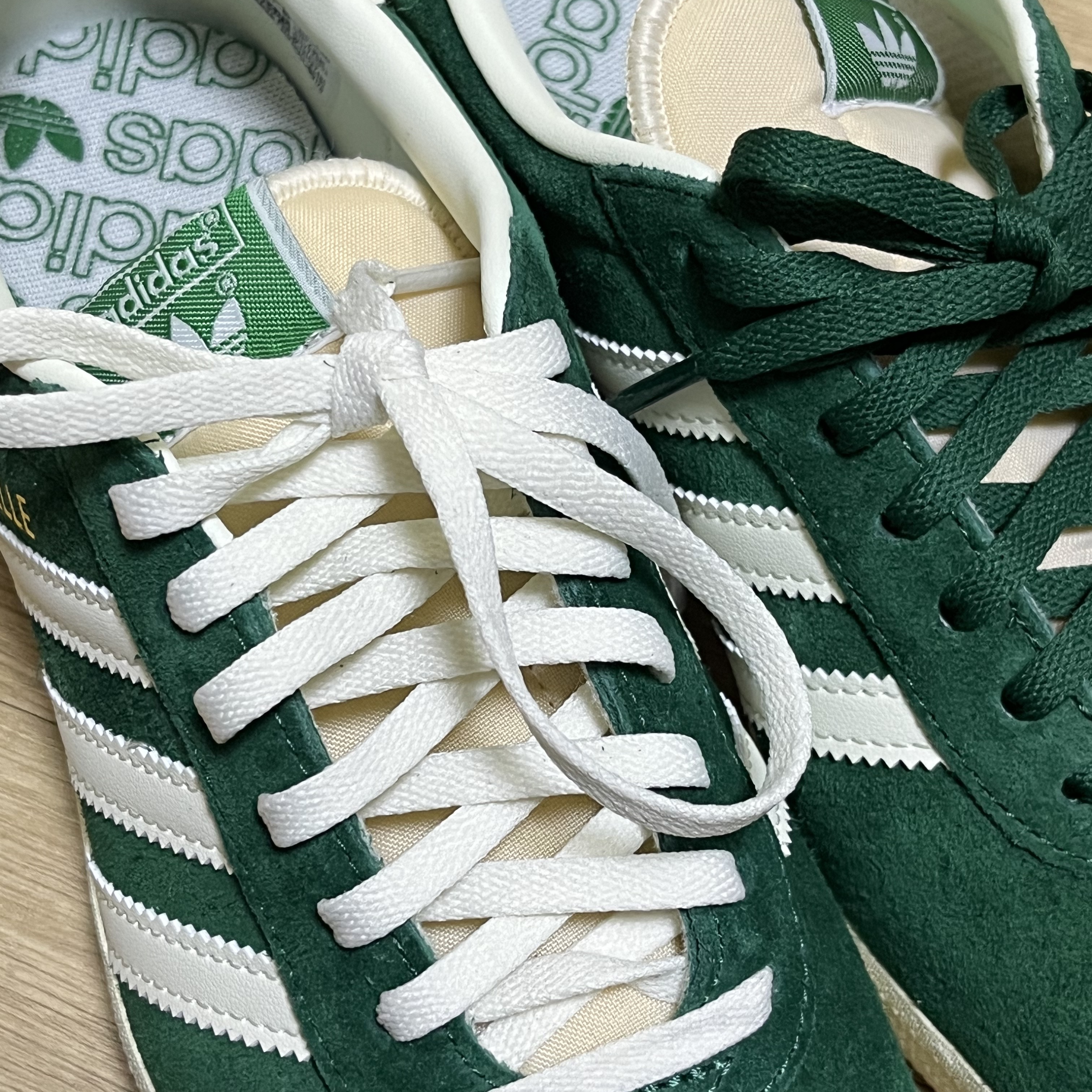 Adidas Gazelle Dark Green Cream White 착용 스타일 - 1