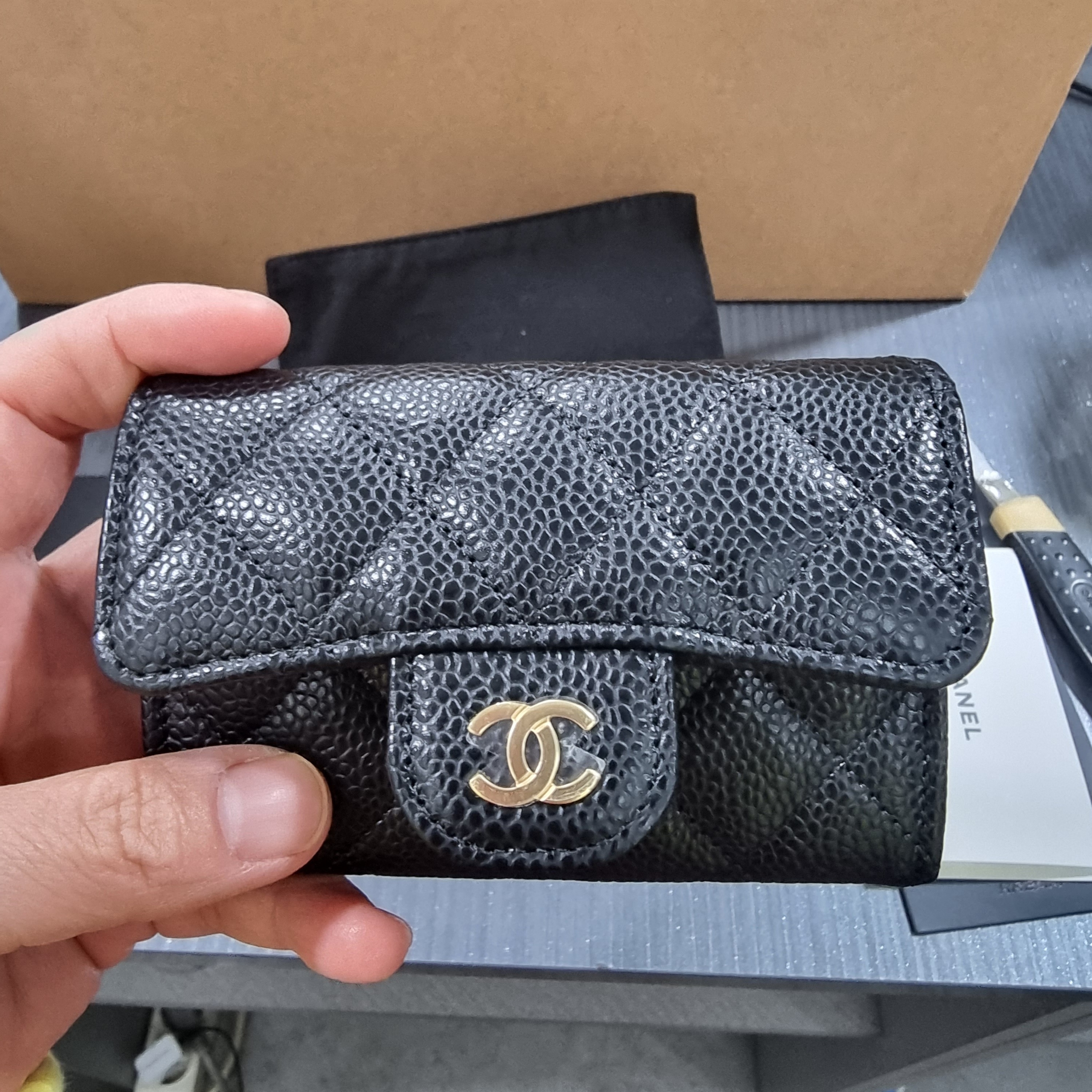 Chanel Classic Card Holder Grained Calfskin & Gold Black 착용 스타일 - 1