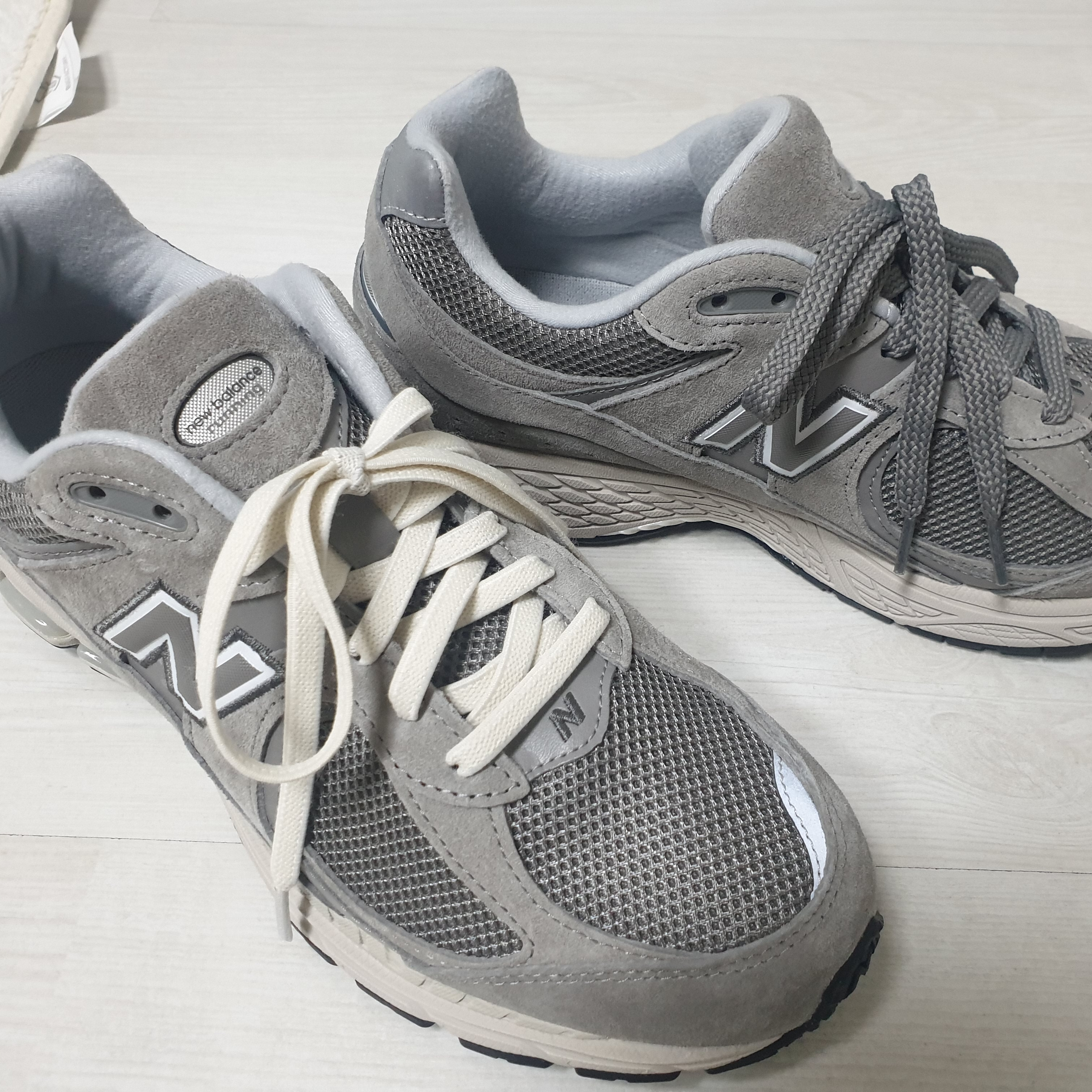 New Balance 2002R Grey 착용 스타일