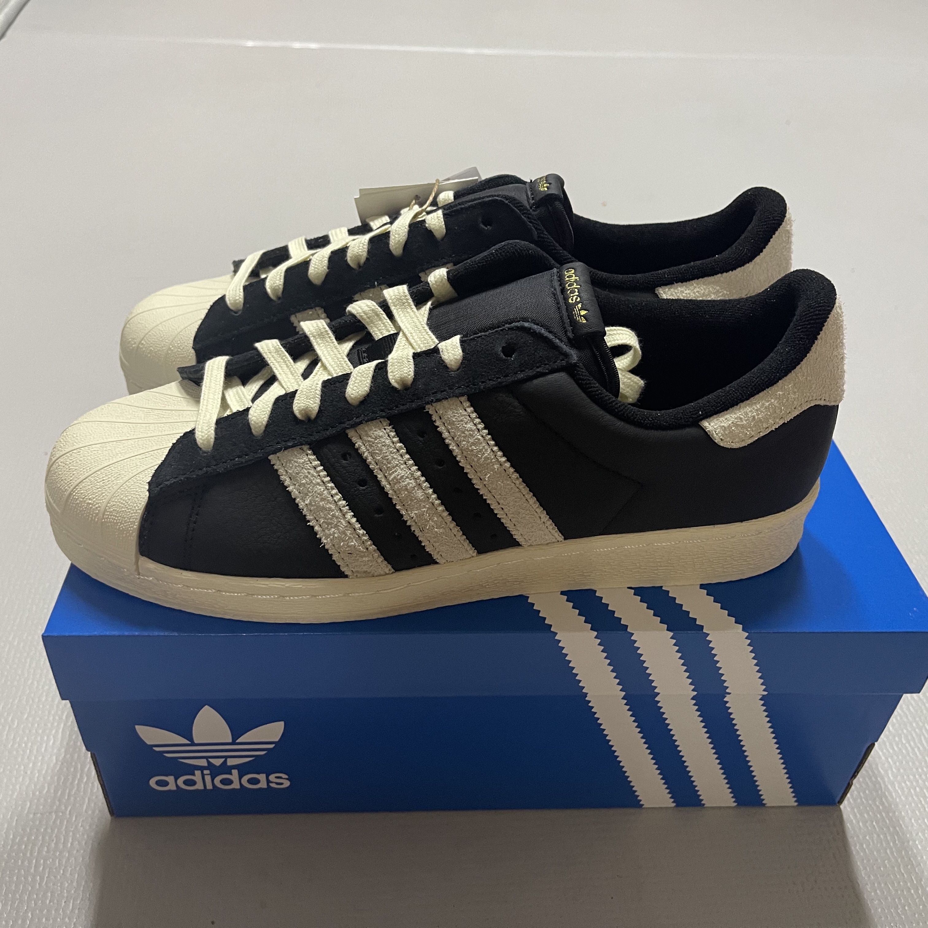 Adidas Superstar 82 Black White 착용 스타일