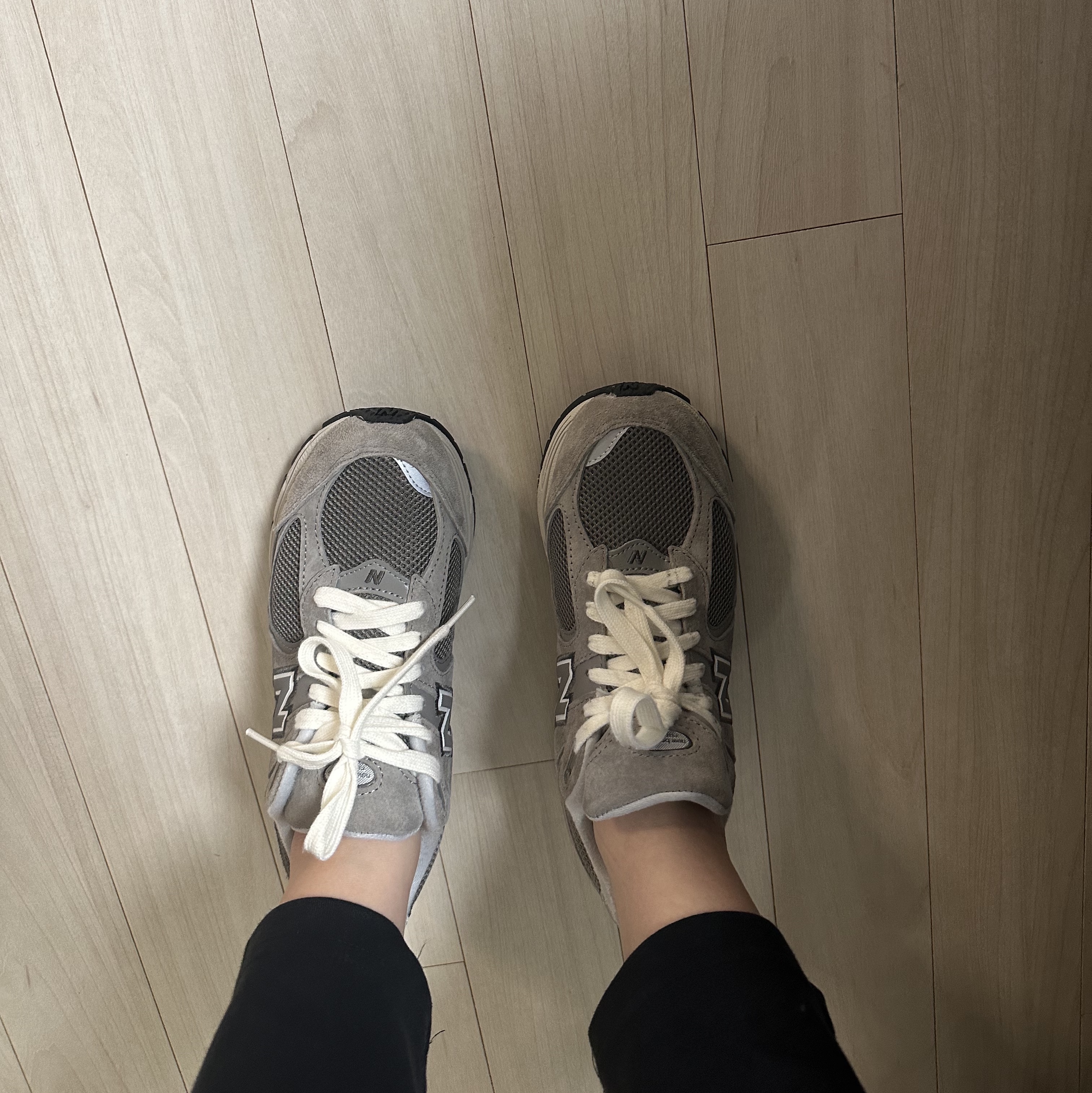 New Balance 2002R Grey 착용 스타일