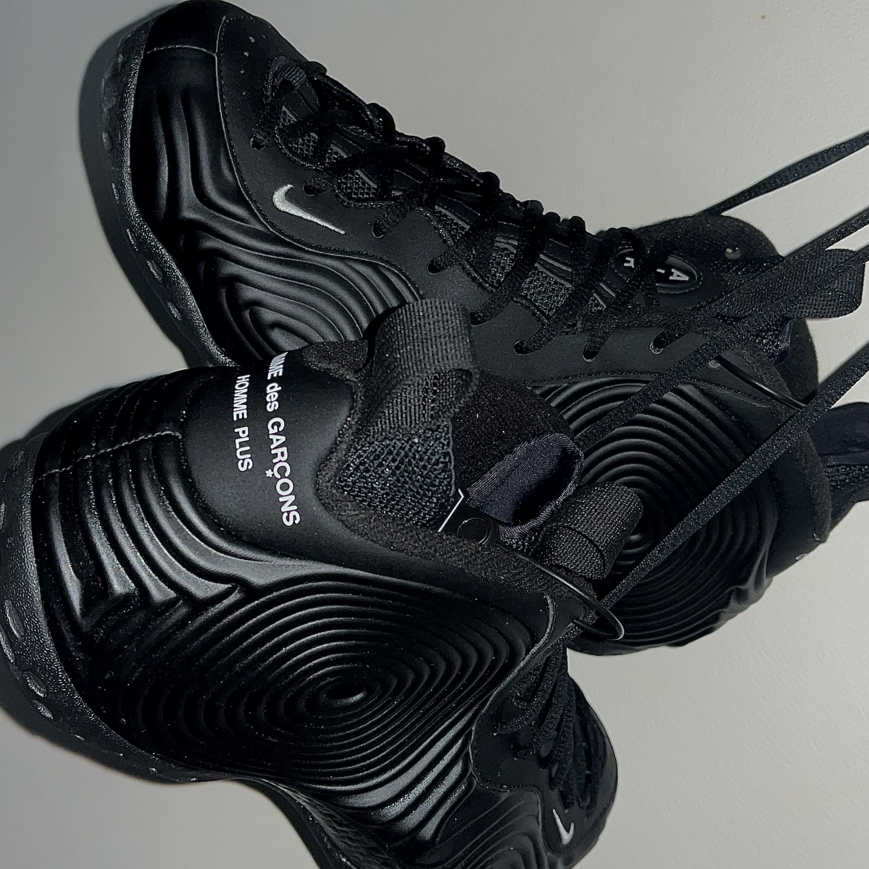 Nike x Comme des Garcons Homme Plus Air Foamposite One Black 착용 스타일 - 1