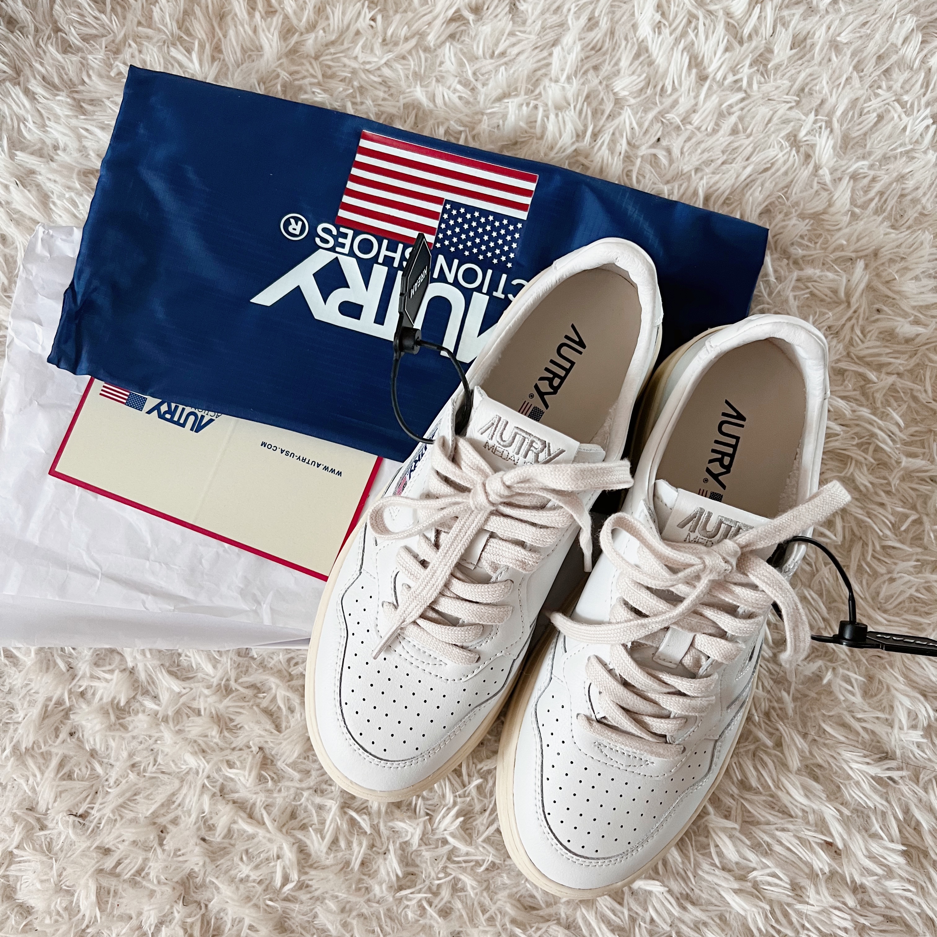 (W) Autry Medalist Low Leather Sneakers White 착용 스타일