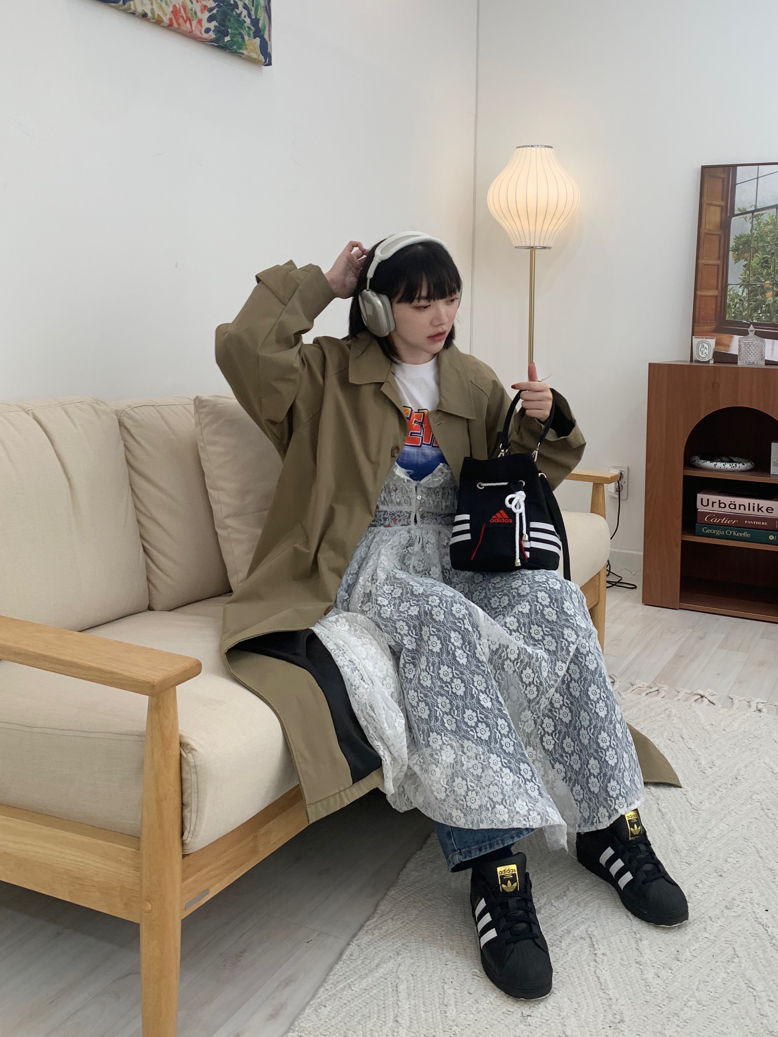 Apple AirPods Max Lightning Silver (Korean Ver.), (J) Adidas Superstar Black White 착용 스타일 - 2